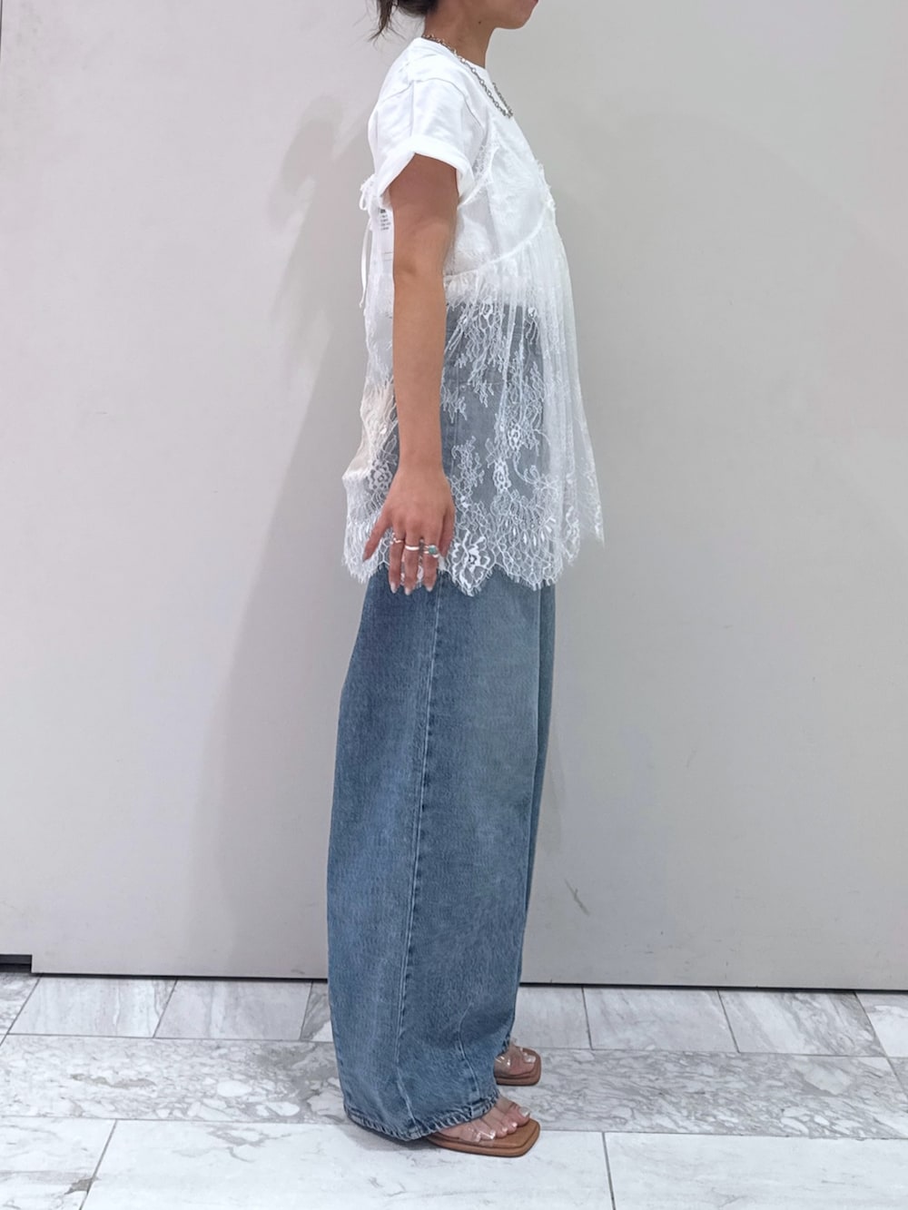 ホワイト系のTシャツ/カットソー、ホワイト系のキャミソール、その他のサンダルを着用したレディースの夏コーディネートの3枚目の写真