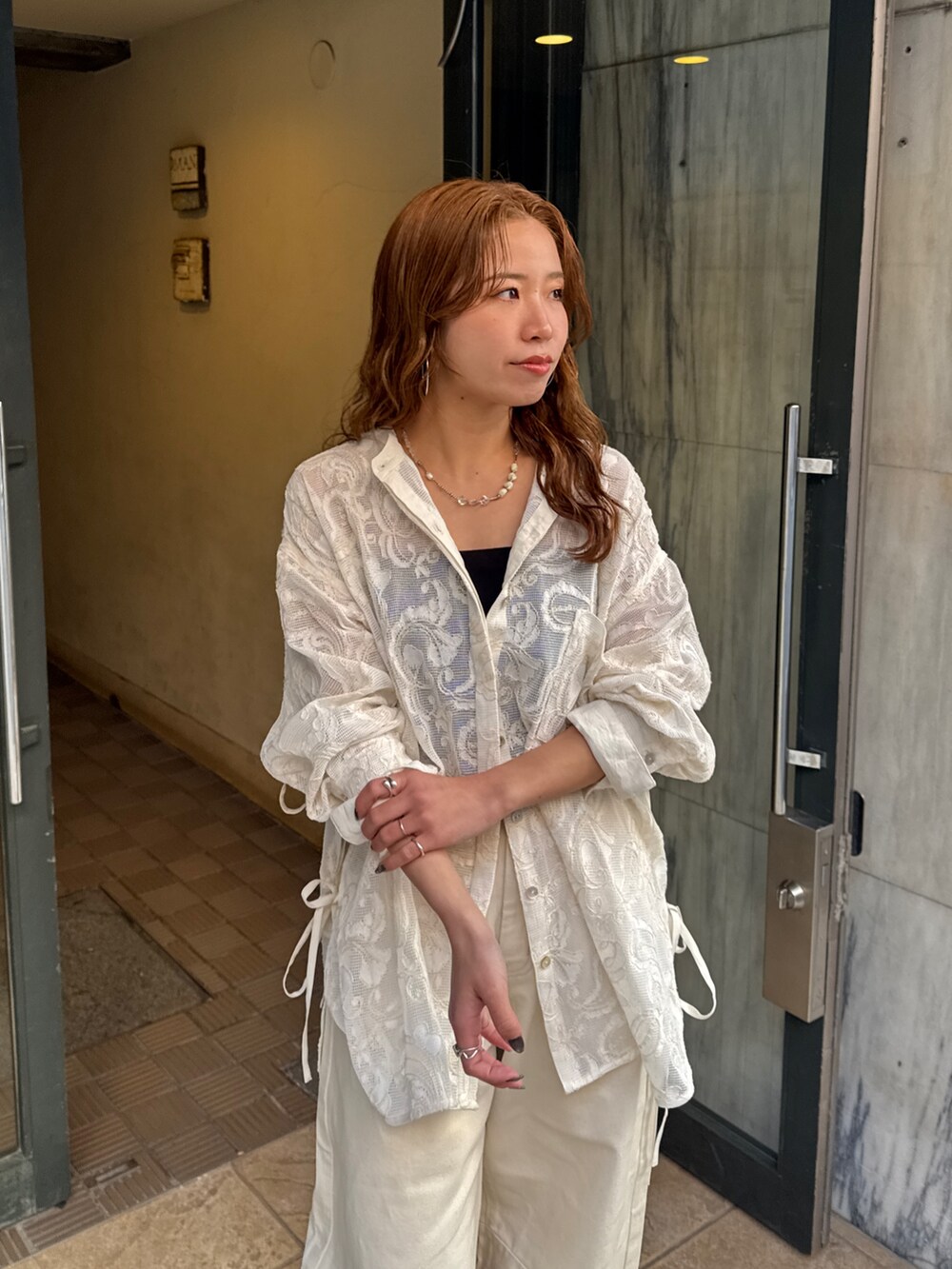 ホワイト系のシャツ/ブラウス、ホワイト系のデニムパンツを着用したレディースの春コーディネートの8枚目の写真