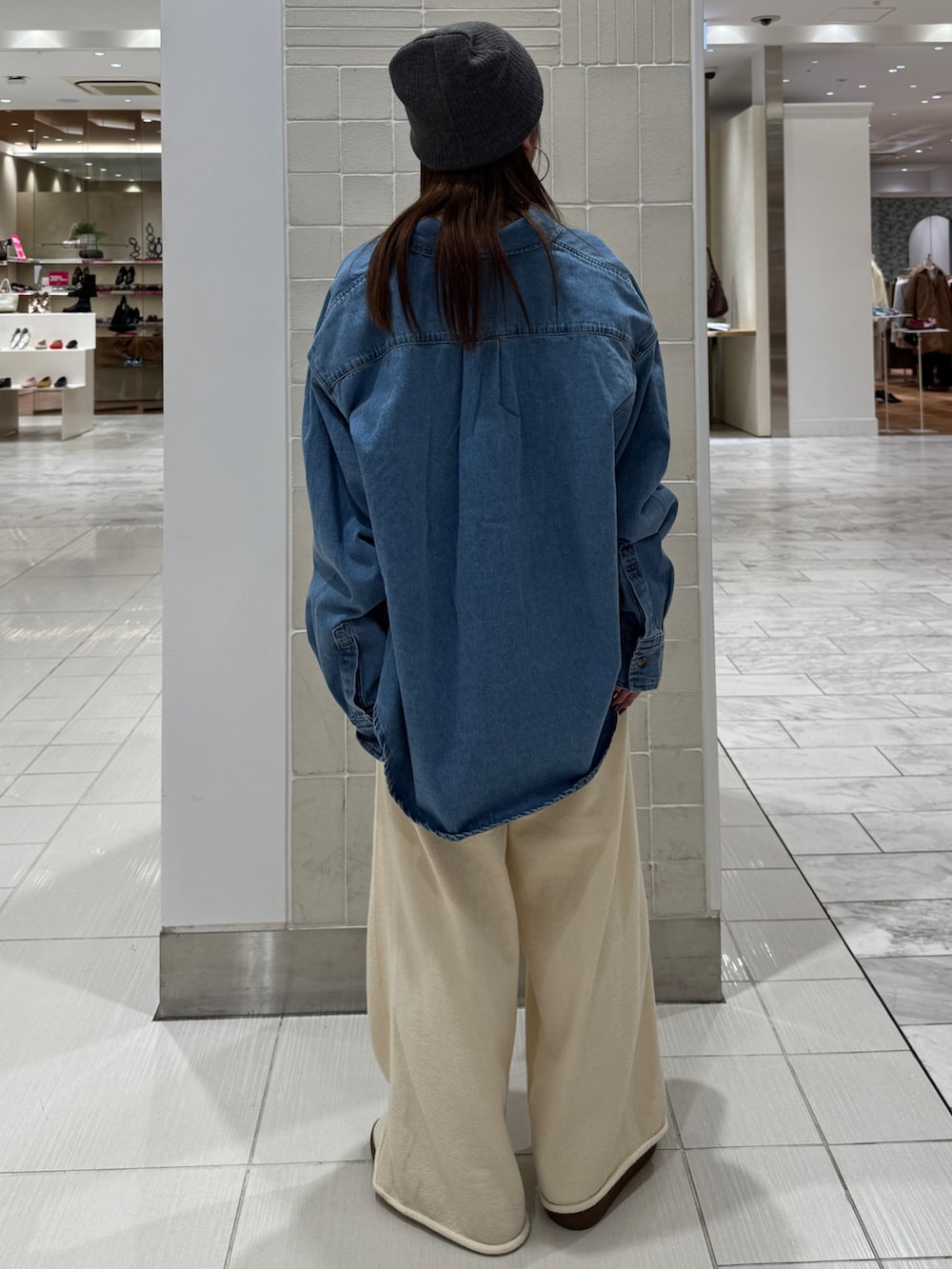 ホワイト系のニット/セーター、ホワイト系のその他パンツ、ブルー系のシャツ/ブラウスを着用したレディースの冬コーディネートの3枚目の写真