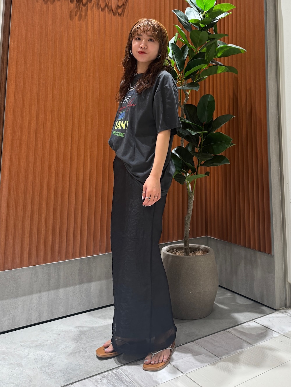 シルバー系のサンダル、グレー系のスカート、グレー系のTシャツ/カットソーを着用したレディースの春コーディネートの7枚目の写真