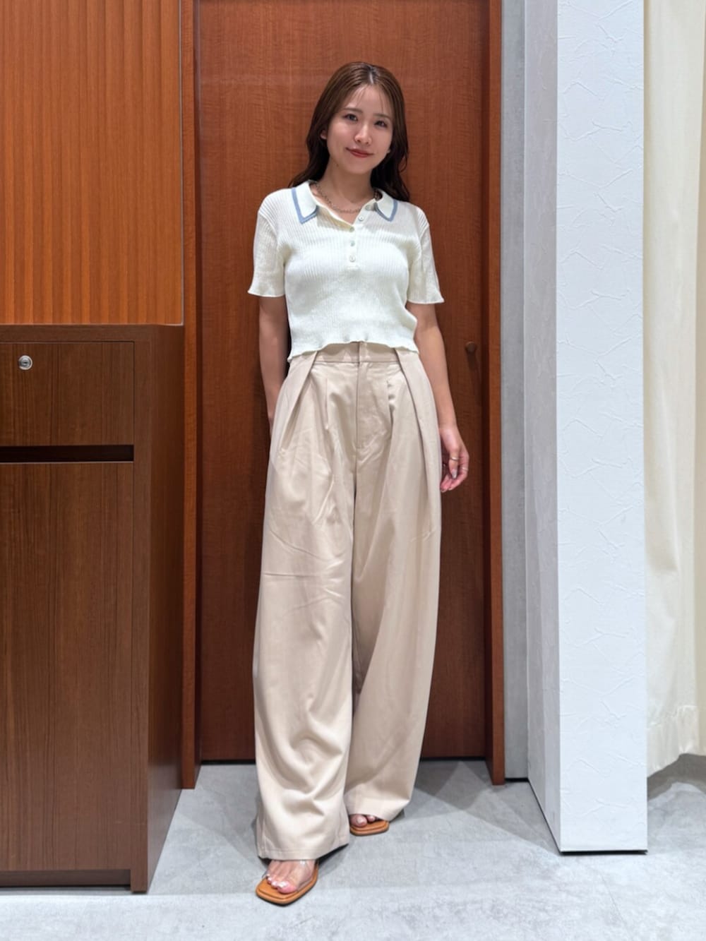 その他のサンダル、ホワイト系のニット/セーター、ベージュ系のその他パンツを着用したレディースの夏コーディネートの6枚目の写真