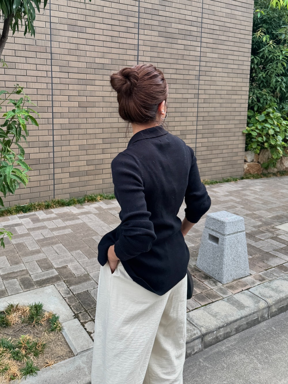 ホワイト系のその他パンツ、ブラック系のニット/セーターを着用したレディースの秋コーディネートの8枚目の写真