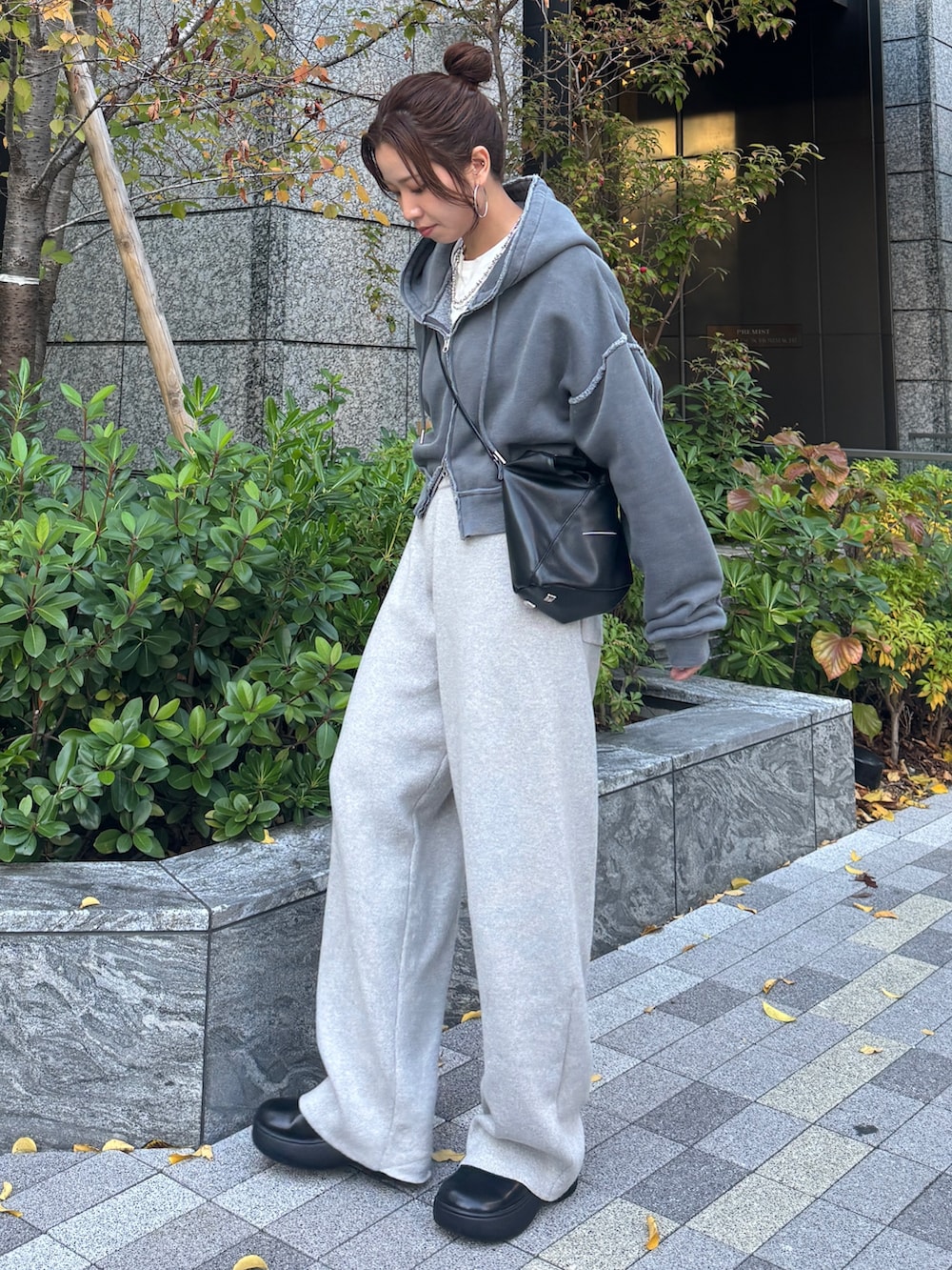 グレー系のその他パンツ、グレー系のパーカー、ホワイト系のTシャツ/カットソーを着用したレディースの冬コーディネートの2枚目の写真