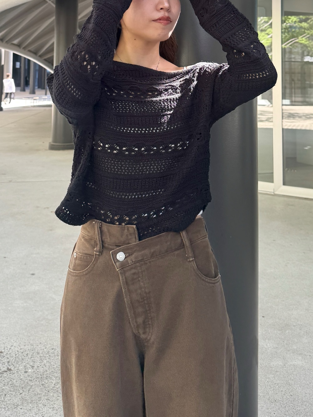 ブラウン系のデニムパンツ、ブラック系のその他シューズ、ブラック系のニット/セーターを着用したレディースの秋コーディネートの7枚目の写真