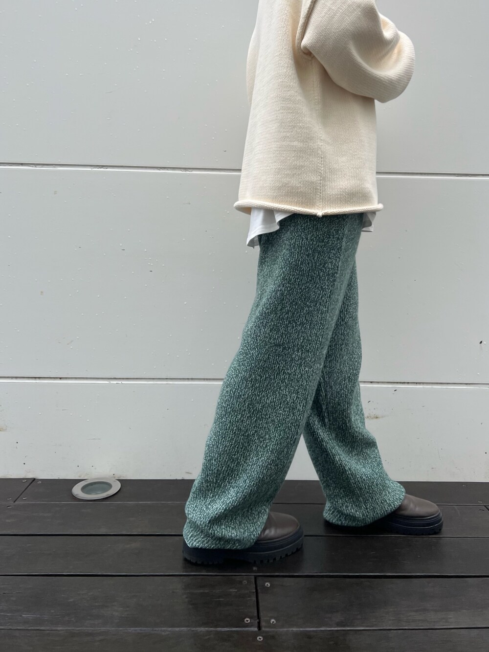 ホワイト系のニット/セーター、グリーン系のその他パンツ、ホワイト系のTシャツ/カットソーを着用したレディースの秋コーディネートの5枚目の写真