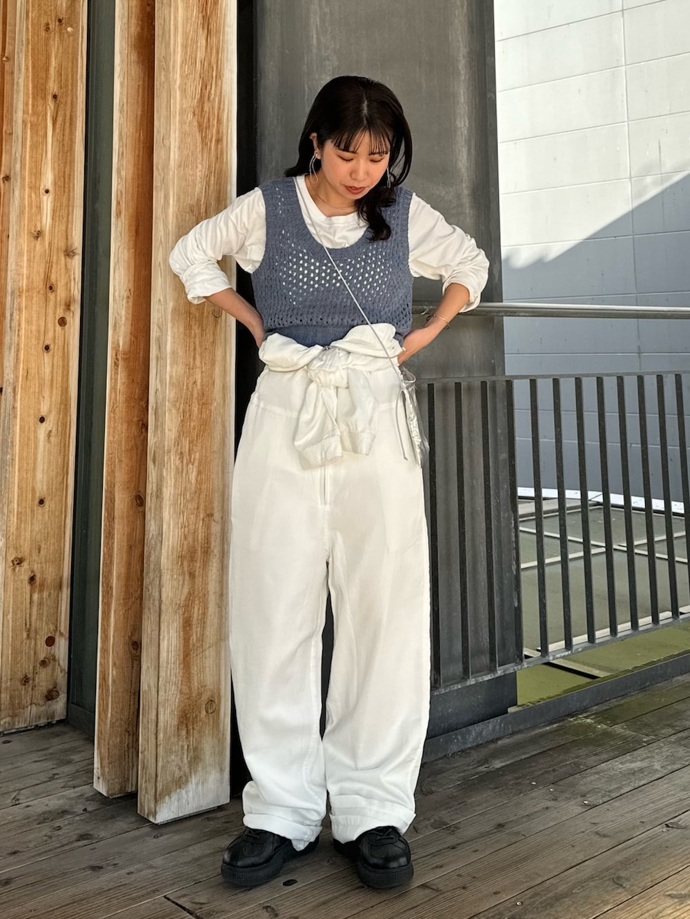 ホワイト系のつなぎ/オールインワン、ブルー系のベスト、シルバー系のショルダーバッグを着用したレディースの冬コーディネートの2枚目の写真