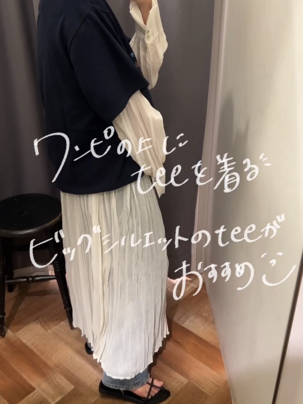 ホワイト系のワンピース、ブルー系のデニムパンツ、ブラック系のサンダルを着用したレディースの春コーディネートの6枚目の写真