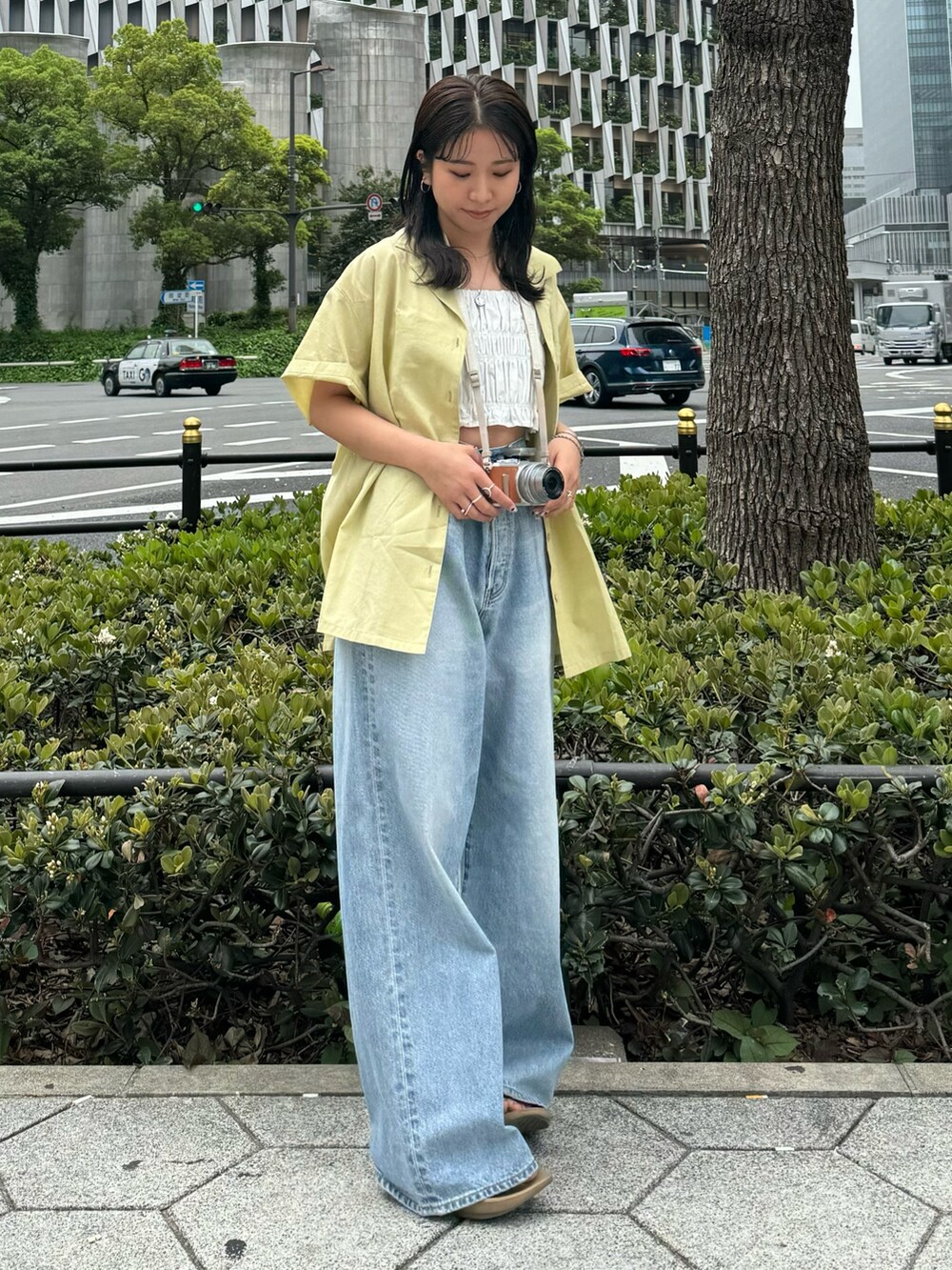 ホワイト系のシャツ/ブラウス、グリーン系のシャツ/ブラウス、ブルー系のデニムパンツを着用したレディースの春コーディネートの3枚目の写真
