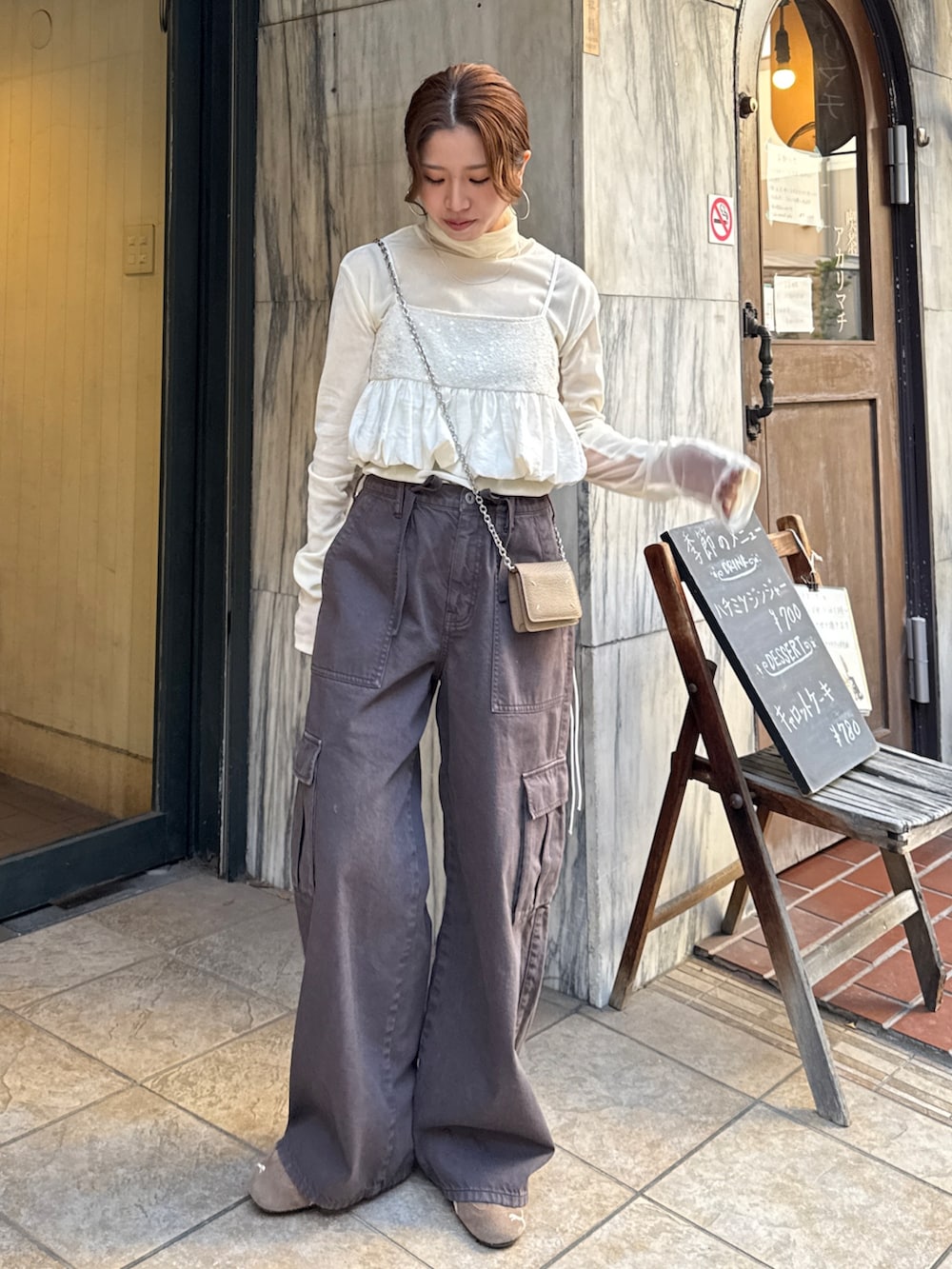 ブラウン系のその他パンツ、ホワイト系のTシャツ/カットソー、ホワイト系のキャミソールを着用したレディースの冬コーディネートの6枚目の写真