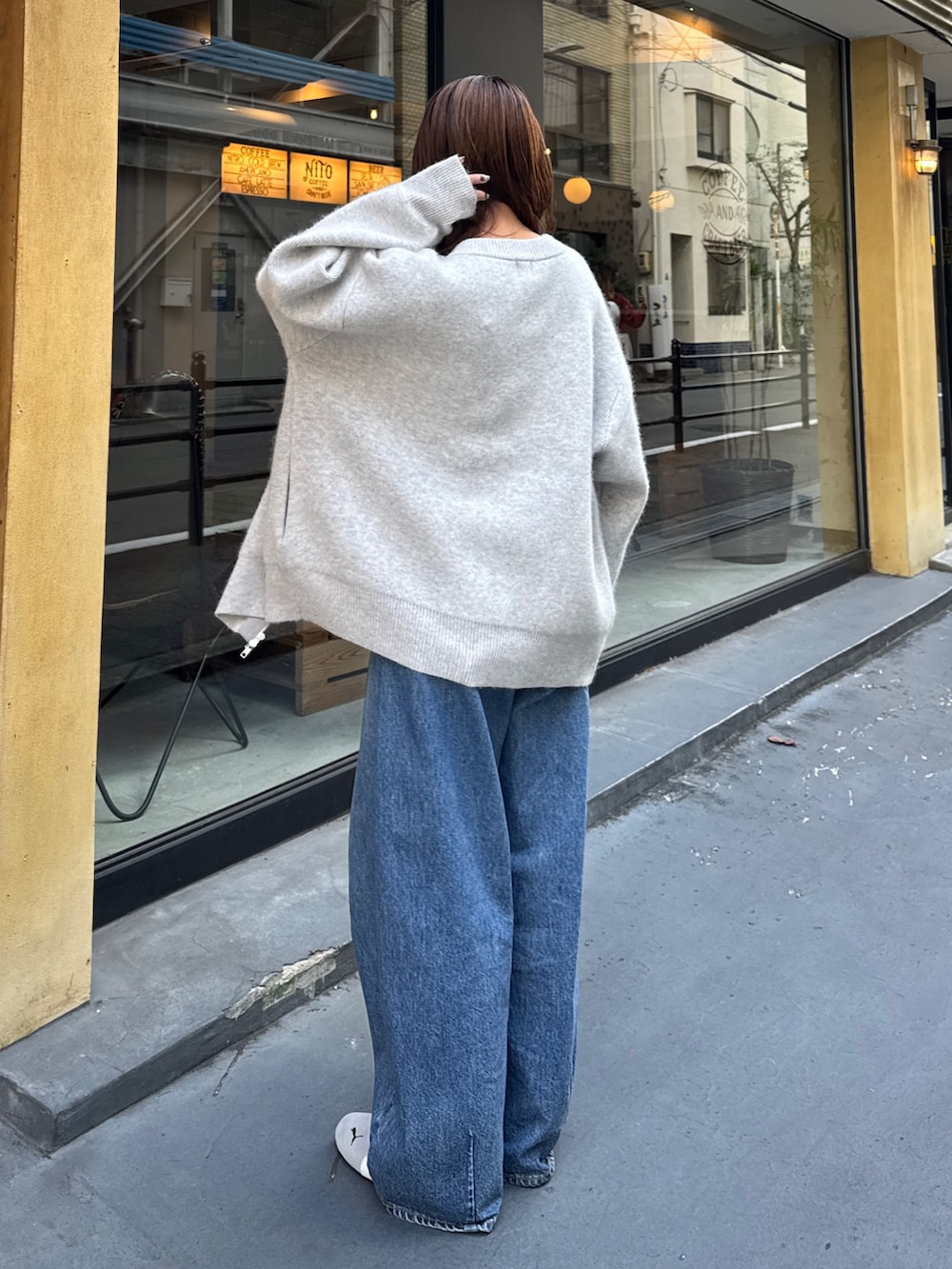 ブルー系のデニムパンツ、グレー系のカーディガン/ボレロを着用したレディースの秋コーディネートの6枚目の写真