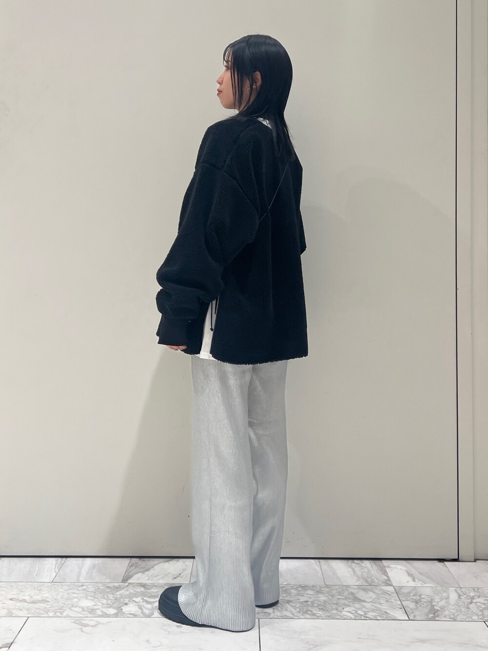 ホワイト系のTシャツ/カットソー、ブラック系のTシャツ/カットソー、シルバー系のその他パンツを着用したレディースの秋コーディネートの5枚目の写真