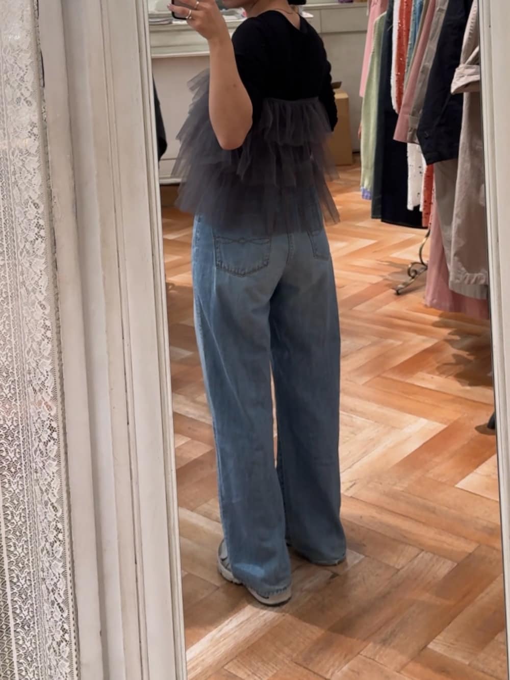 ブラック系のTシャツ/カットソー、グレー系のベスト、ブルー系のデニムパンツを着用したレディースの冬コーディネートの3枚目の写真