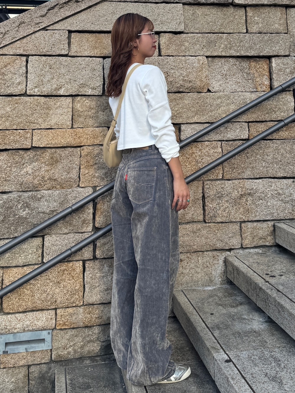 ベージュ系のデニムパンツ、ホワイト系のTシャツ/カットソー、その他のメガネを着用したレディースの夏コーディネートの3枚目の写真