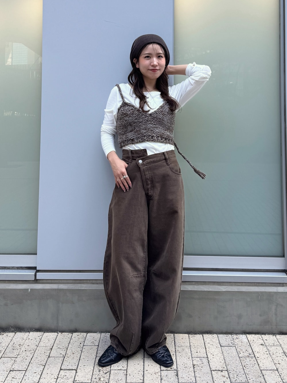 ブラウン系のデニムパンツ、ブラウン系のキャミソール、ホワイト系のTシャツ/カットソーを着用したレディースの秋コーディネートの2枚目の写真