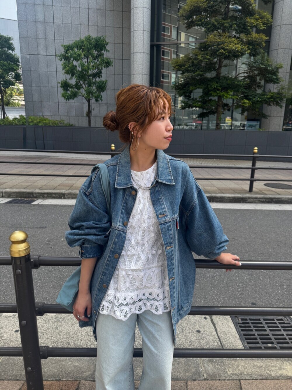 ホワイト系のシャツ/ブラウス、ブルー系のデニムパンツ、ブルー系のトートバッグを着用したレディースの夏コーディネートの6枚目の写真