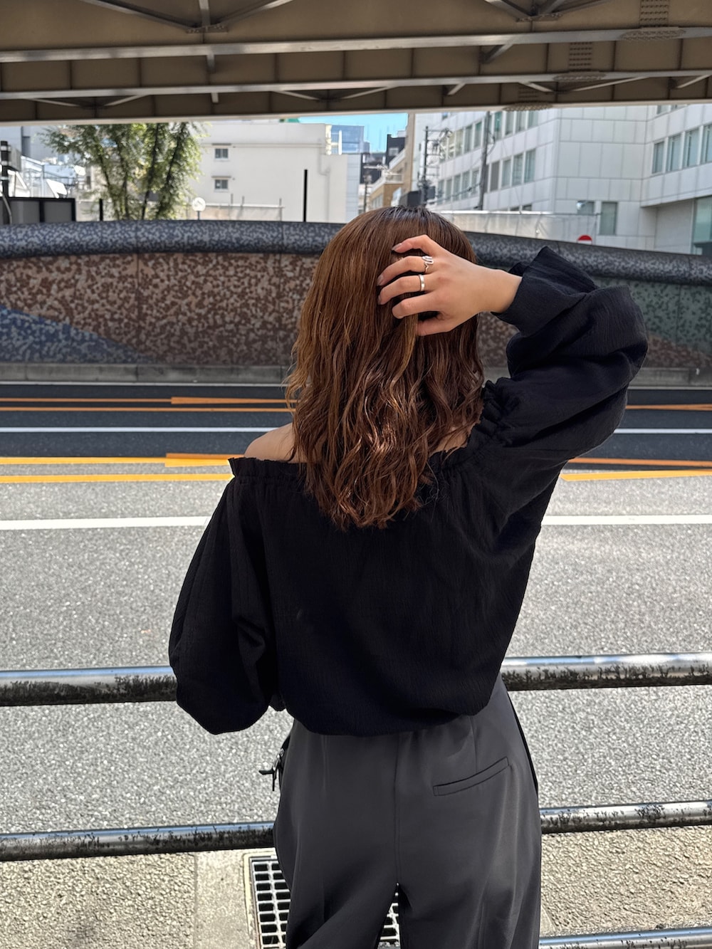 ブラック系のハンドバッグ、ベージュ系のスリッポン、グレー系のその他パンツを着用したレディースの夏コーディネートの10枚目の写真