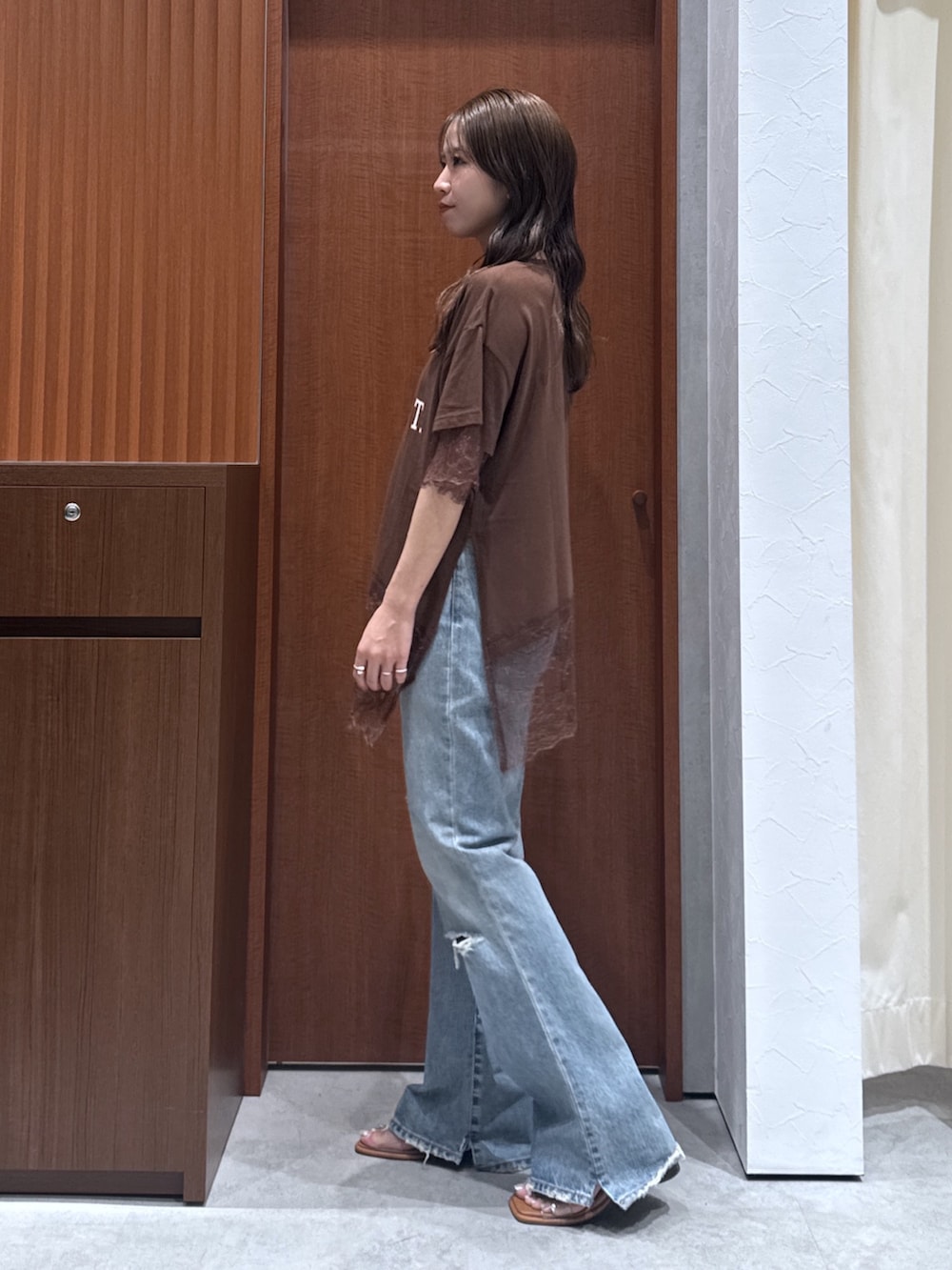 ブラウン系のTシャツ/カットソー、ブルー系のデニムパンツ、その他のサンダルを着用したレディースの夏コーディネートの4枚目の写真
