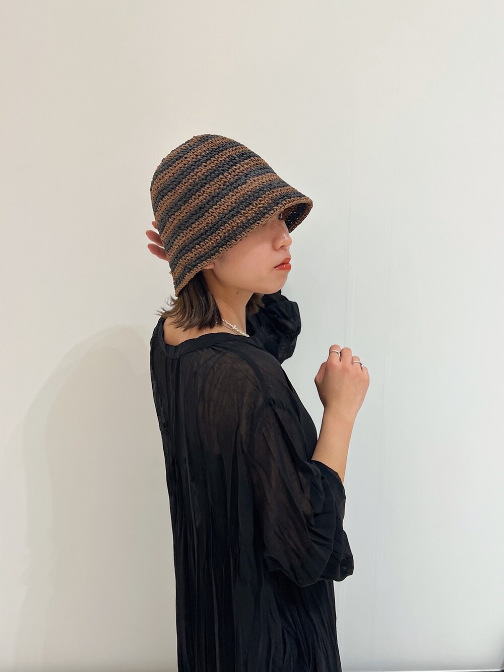 ブラック系のワンピース、ブラック系のパンプス、ブラック系のスカートを着用したレディースの春コーディネートの9枚目の写真