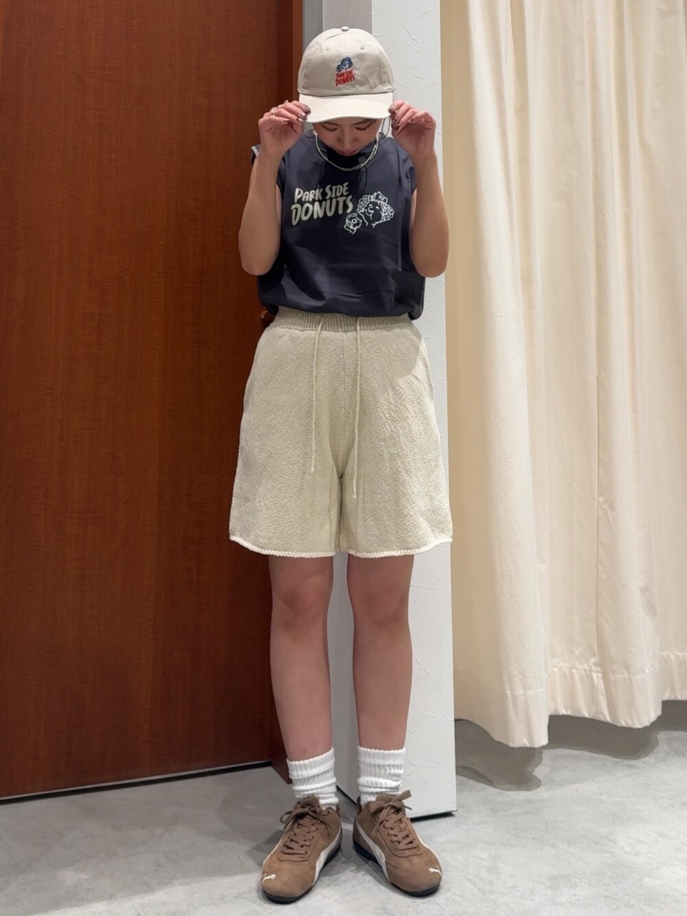 グレー系のタンクトップ、ホワイト系のその他パンツ、ピンク系のトートバッグを着用したレディースの春コーディネートの3枚目の写真