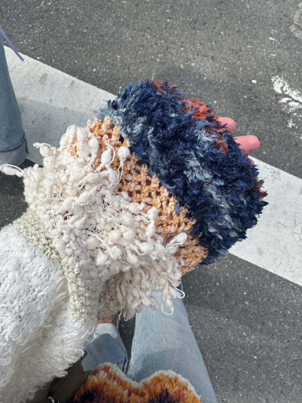 ブルー系のデニムパンツ、ホワイト系のニット/セーター、ブラウン系のスニーカーを着用したレディースの冬コーディネートの10枚目の写真