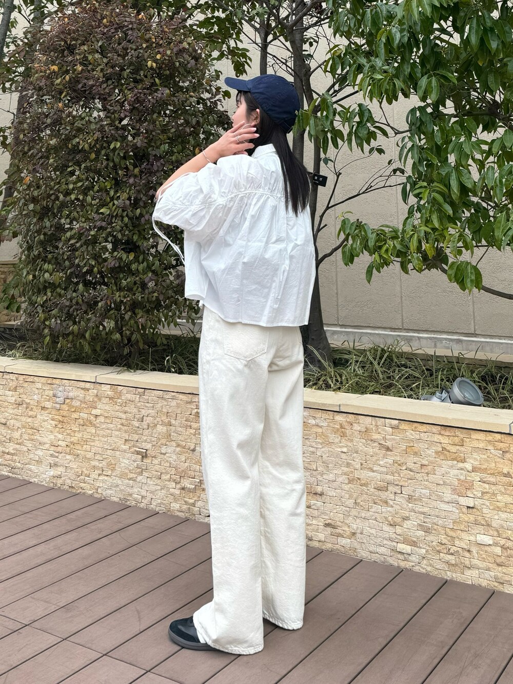 ホワイト系のデニムパンツ、ホワイト系のシャツ/ブラウスを着用したレディースの春コーディネートの4枚目の写真