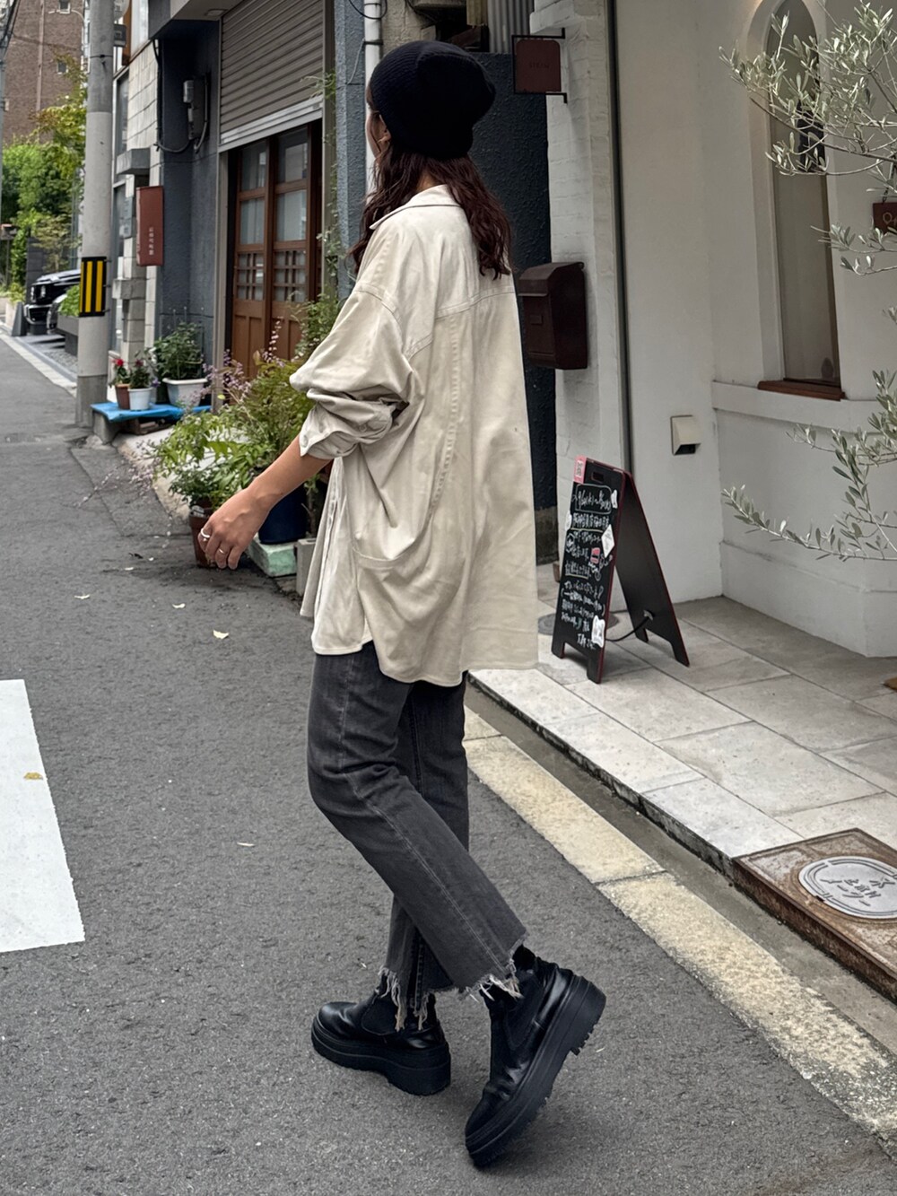 ブラック系のデニムパンツ、ホワイト系のシャツ/ブラウスを着用したレディースの秋コーディネートの5枚目の写真