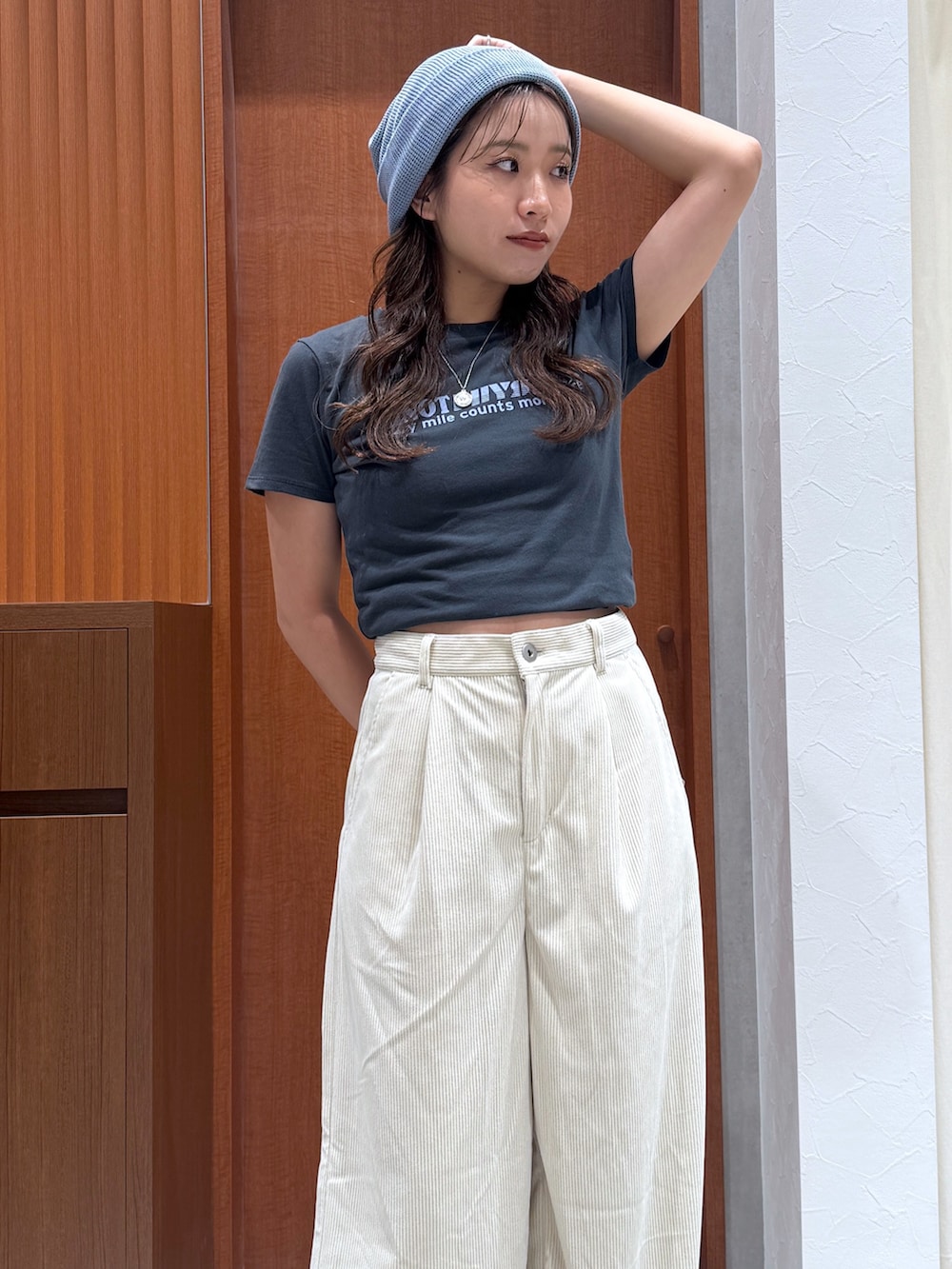 グレー系のTシャツ/カットソー、ホワイト系のその他パンツ、ブラック系のサンダルを着用したレディースの夏コーディネートの7枚目の写真