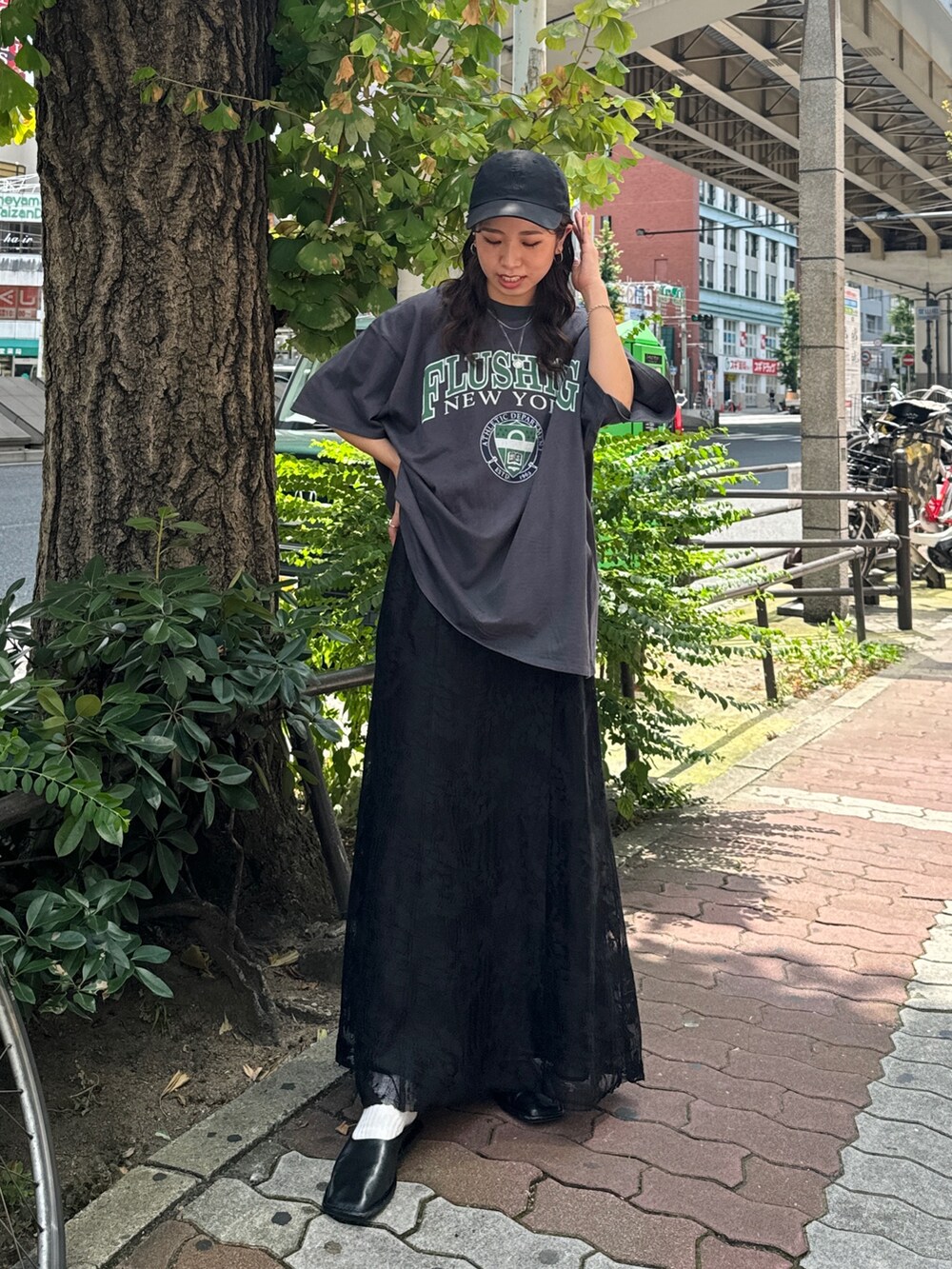 ブラック系のワンピース、ブラック系のローファー、グレー系のTシャツ/カットソーを着用したレディースの夏コーディネートの2枚目の写真