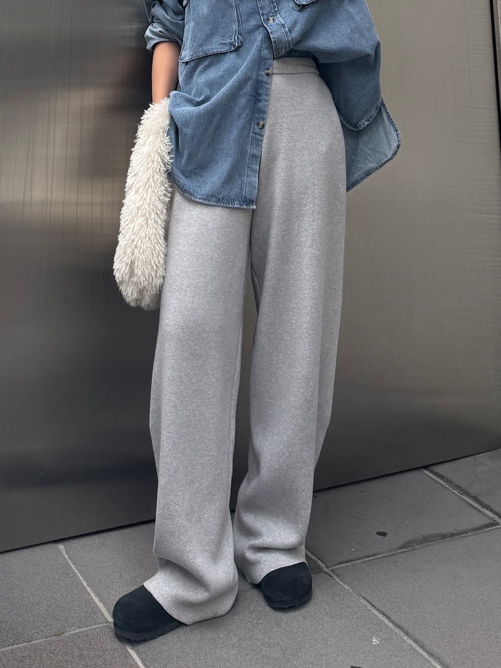 ブルー系のシャツ/ブラウス、ホワイト系のハンドバッグ、グレー系のその他パンツを着用したレディースの秋コーディネートの2枚目の写真