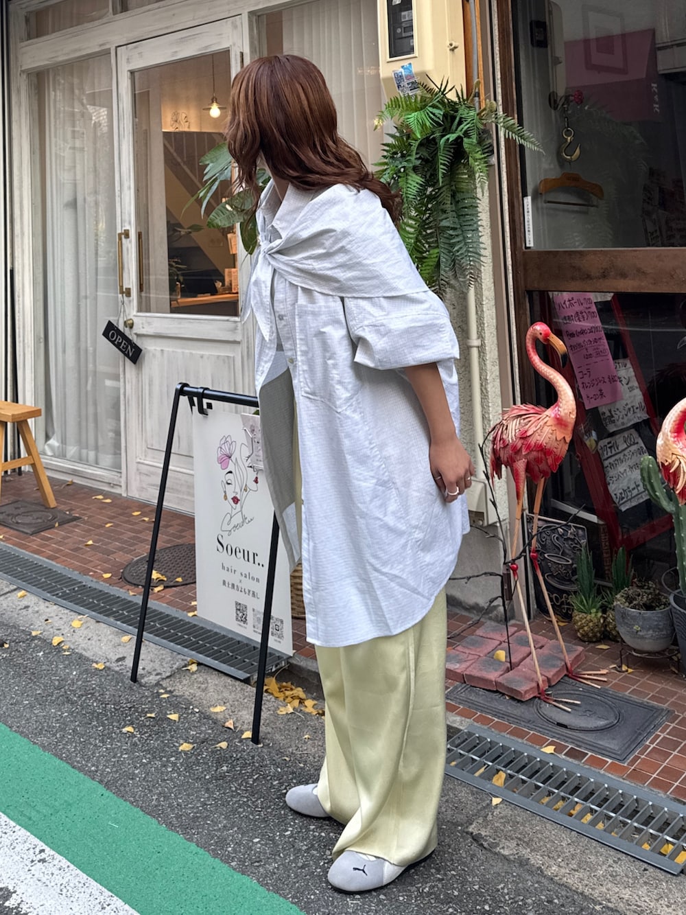 ホワイト系のTシャツ/カットソー、イエロー系のその他パンツ、その他のシャツ/ブラウスを着用したレディースの冬コーディネートの5枚目の写真