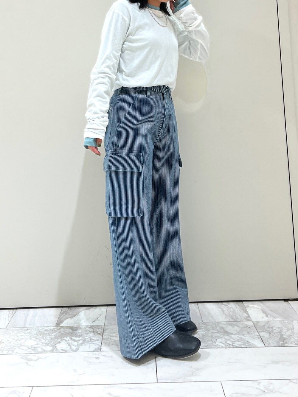 ホワイト系のTシャツ/カットソー、ブルー系のTシャツ/カットソー、ブラック系のブーツを着用したレディースの夏コーディネートの3枚目の写真