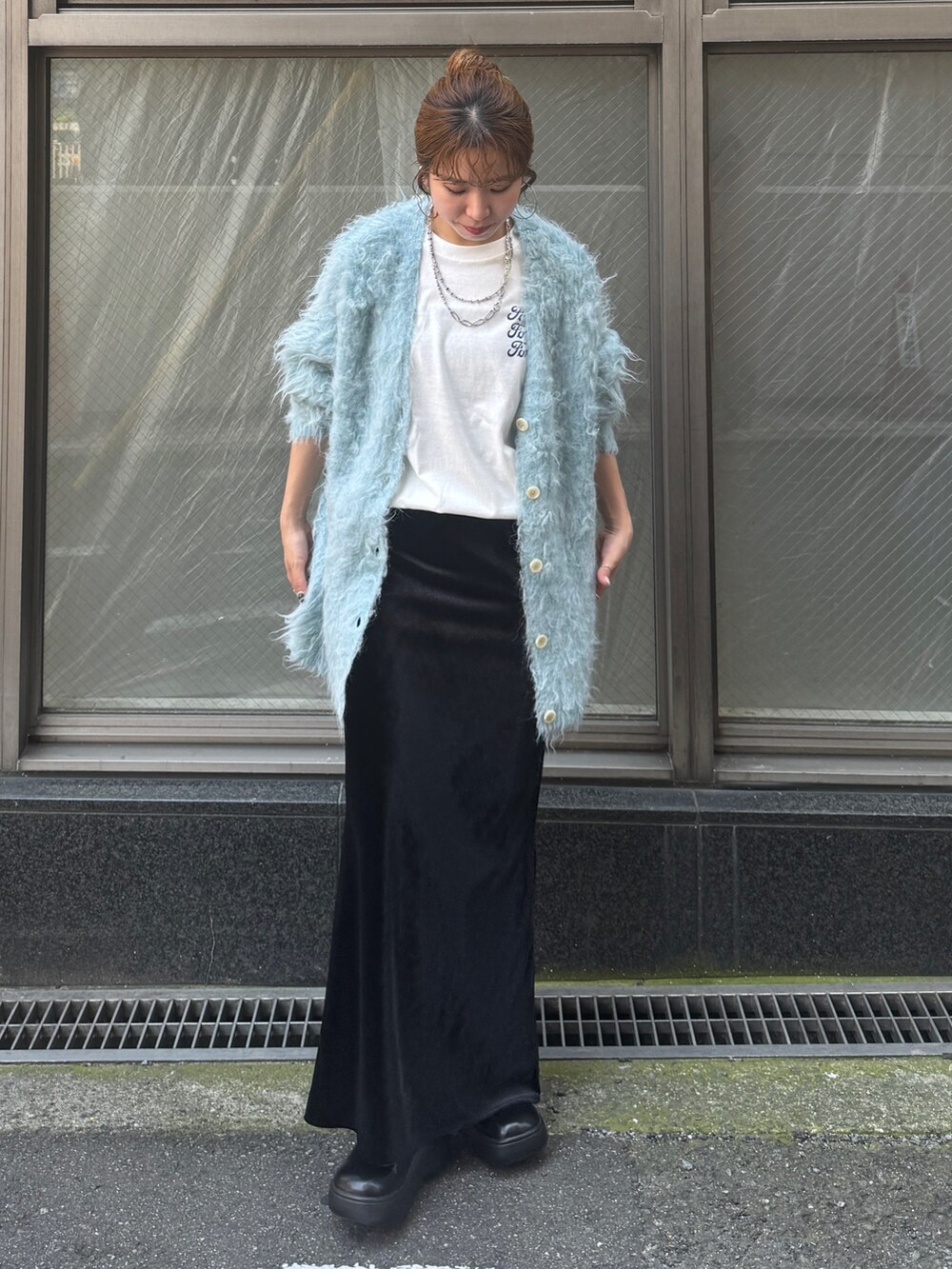 ホワイト系のTシャツ/カットソー、ブラック系のスカート、ブルー系のカーディガン/ボレロを着用したレディースの夏コーディネートの2枚目の写真