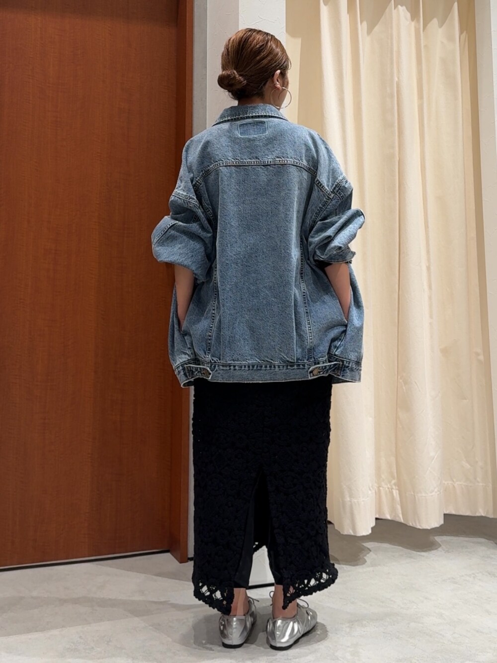 ブラック系のワンピース、ブラック系のTシャツ/カットソー、ブルー系のデニムジャケットを着用したレディースの春コーディネートの4枚目の写真