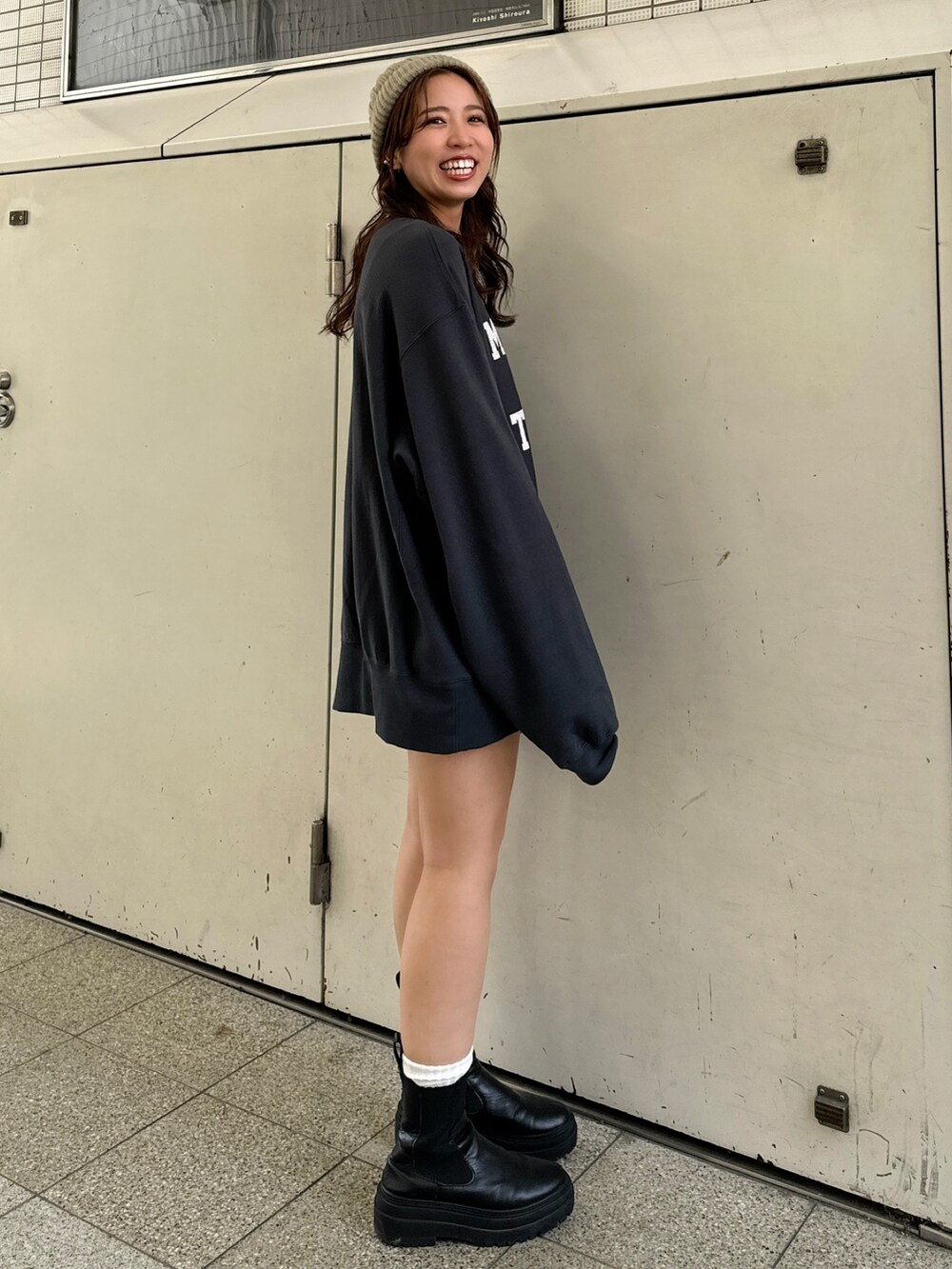 グレー系のスウェット、ブラウン系のその他パンツ、グレー系のニットキャップ/ビーニーを着用したレディースの秋コーディネートの2枚目の写真
