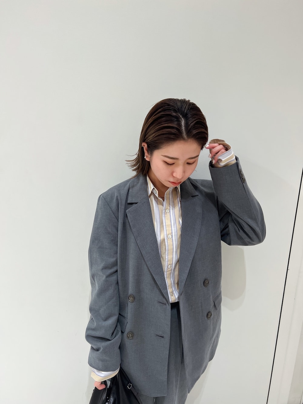 グレー系のテーラードジャケット、グレー系のその他パンツ、ベージュ系のシャツ/ブラウスを着用したレディースの冬コーディネートの9枚目の写真