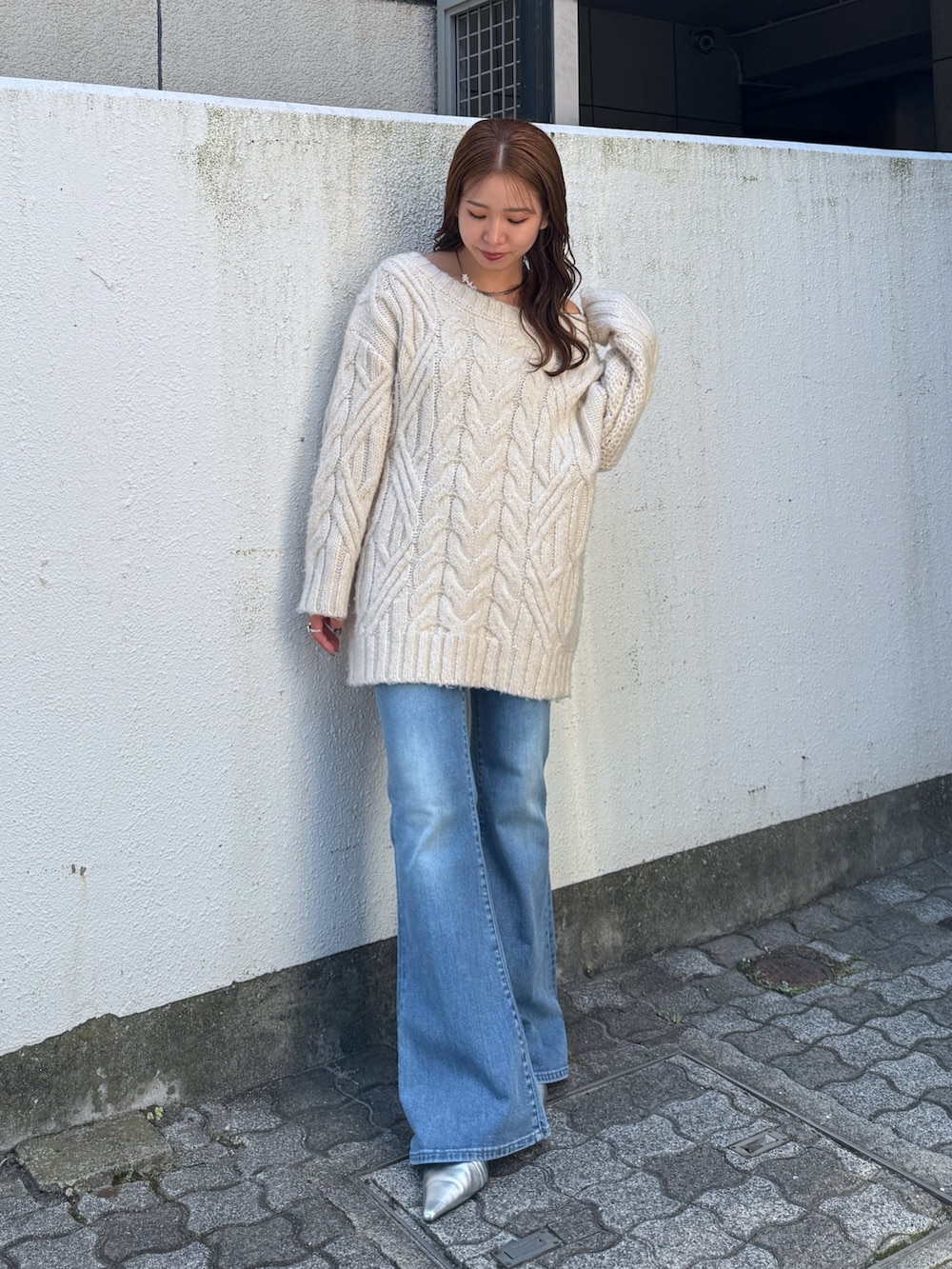 ホワイト系のニット/セーター、ブルー系のデニムパンツ、シルバー系のその他シューズを着用したレディースの夏コーディネートの8枚目の写真
