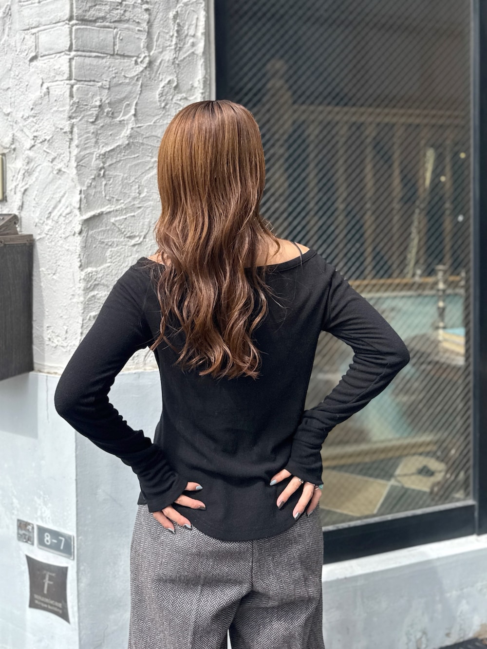 グレー系のその他パンツ、ブラック系のTシャツ/カットソー、ブラック系のサンダルを着用したレディースの秋コーディネートの7枚目の写真