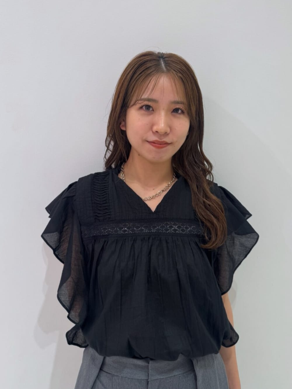 その他のサンダル、グレー系のその他パンツ、ブラック系のシャツ/ブラウスを着用したレディースの夏コーディネートの7枚目の写真