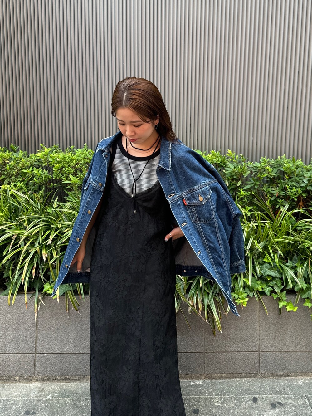 ブラック系のワンピース、ブルー系のデニムジャケット、グレー系のタンクトップを着用したレディースの夏コーディネートの8枚目の写真