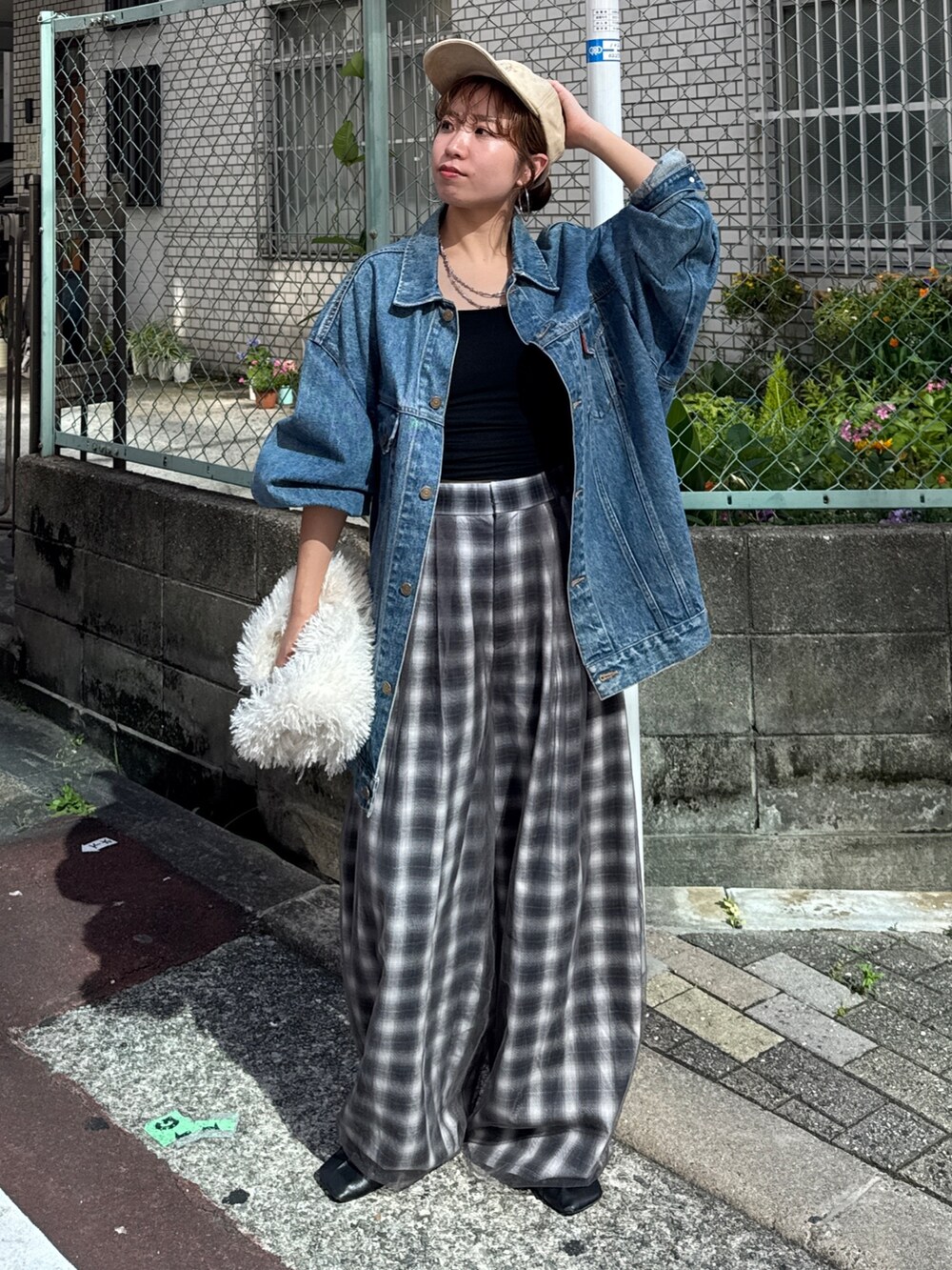 ブルー系のデニムジャケット、その他のその他パンツ、ホワイト系のハンドバッグを着用したレディースの夏コーディネートの6枚目の写真