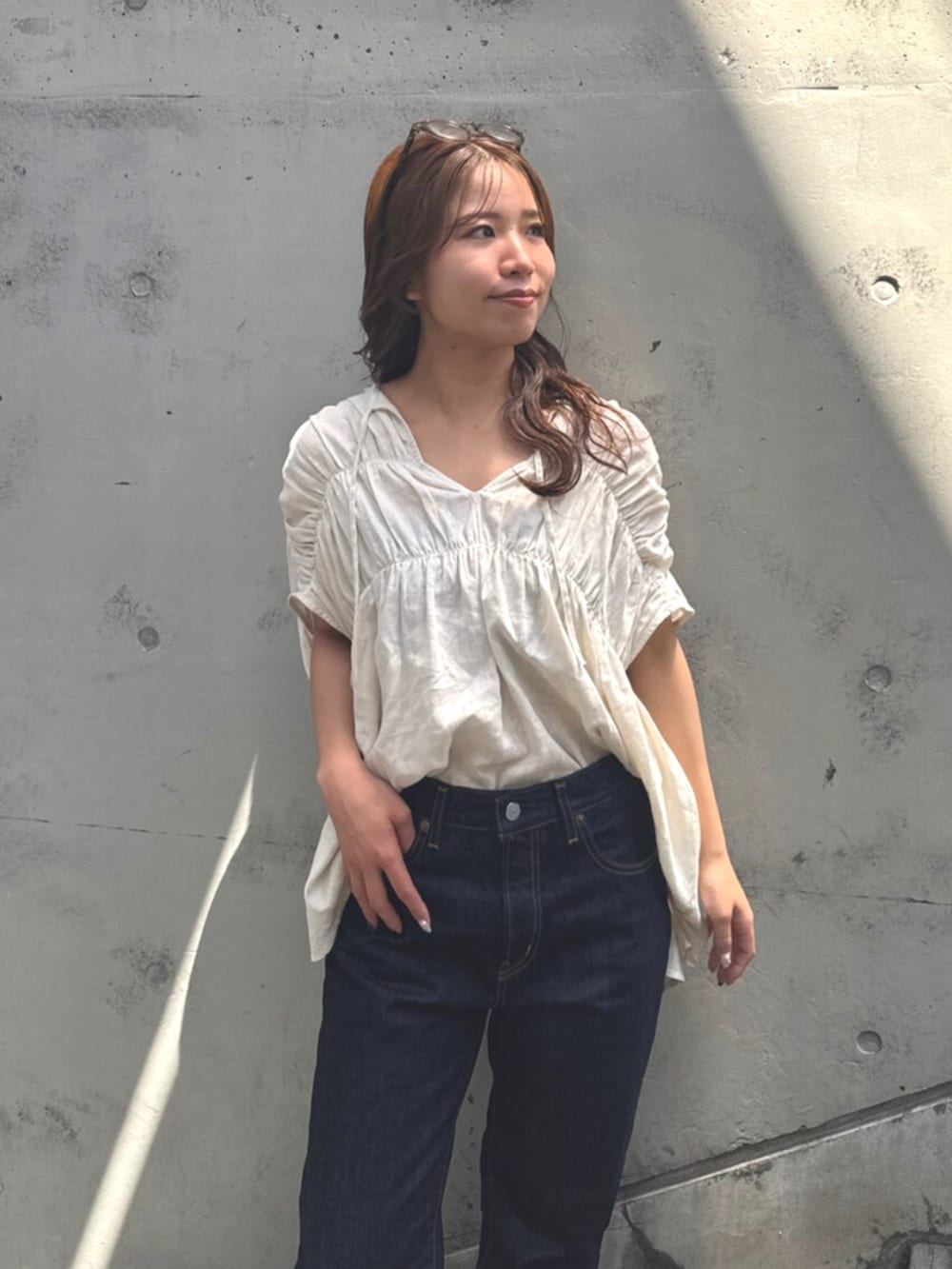 ブルー系のデニムパンツ、その他のサンダル、ホワイト系のシャツ/ブラウスを着用したレディースの春コーディネートの7枚目の写真
