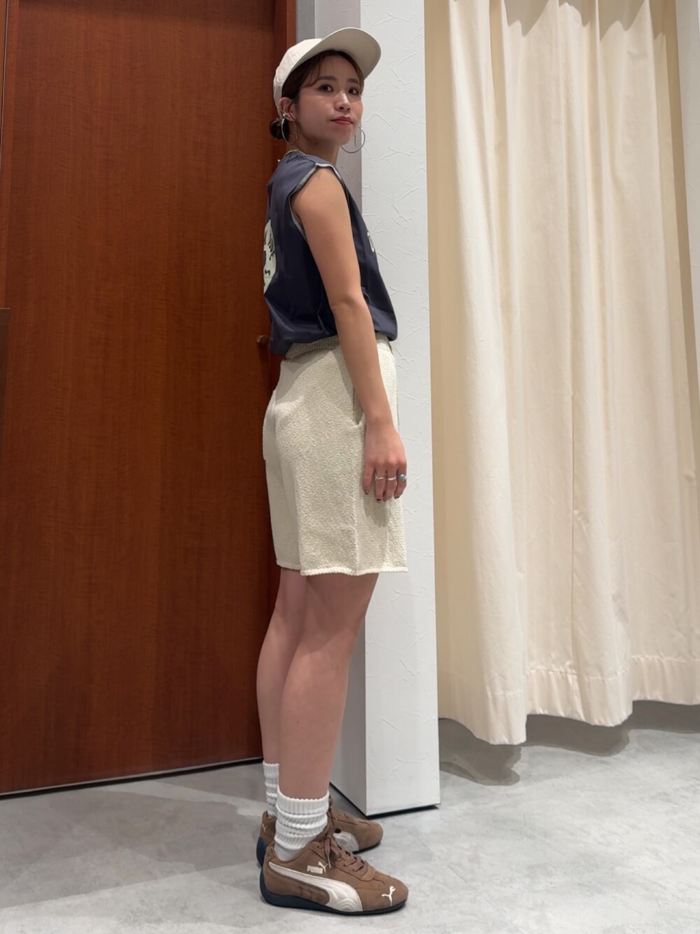 グレー系のタンクトップ、ホワイト系のその他パンツ、ピンク系のトートバッグを着用したレディースの春コーディネートの4枚目の写真