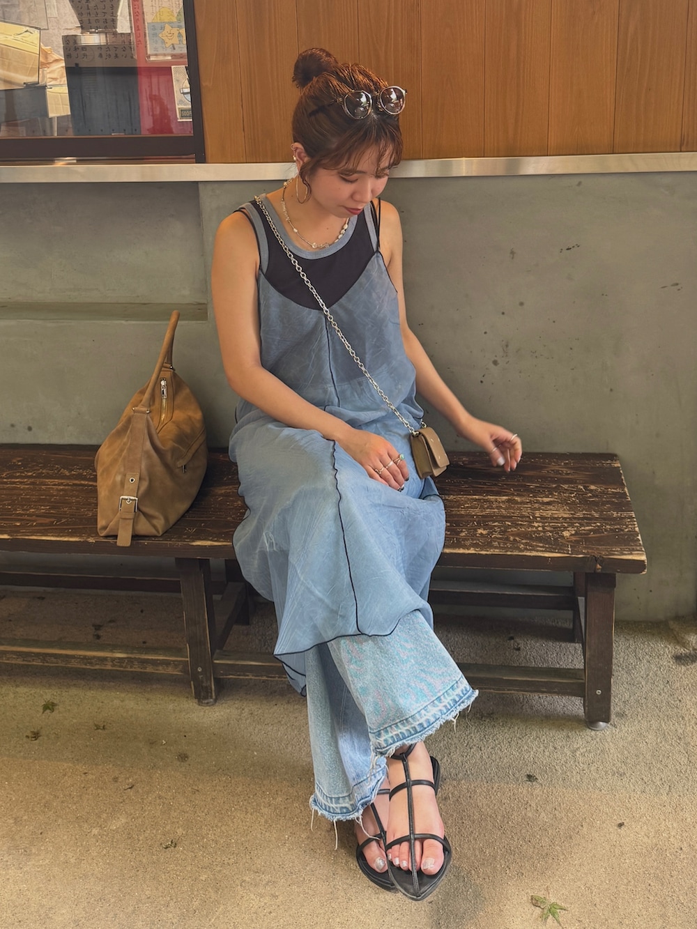 ブルー系のワンピースを着用したレディースの夏コーディネートの7枚目の写真