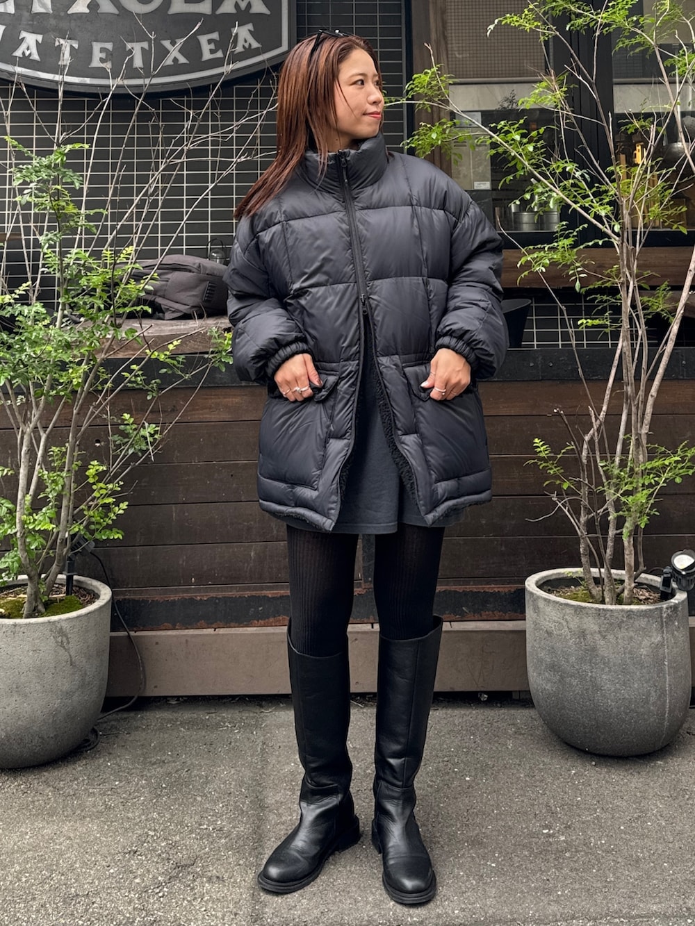 ブラック系のダウンジャケット/コートを着用したレディースの秋コーディネートの7枚目の写真