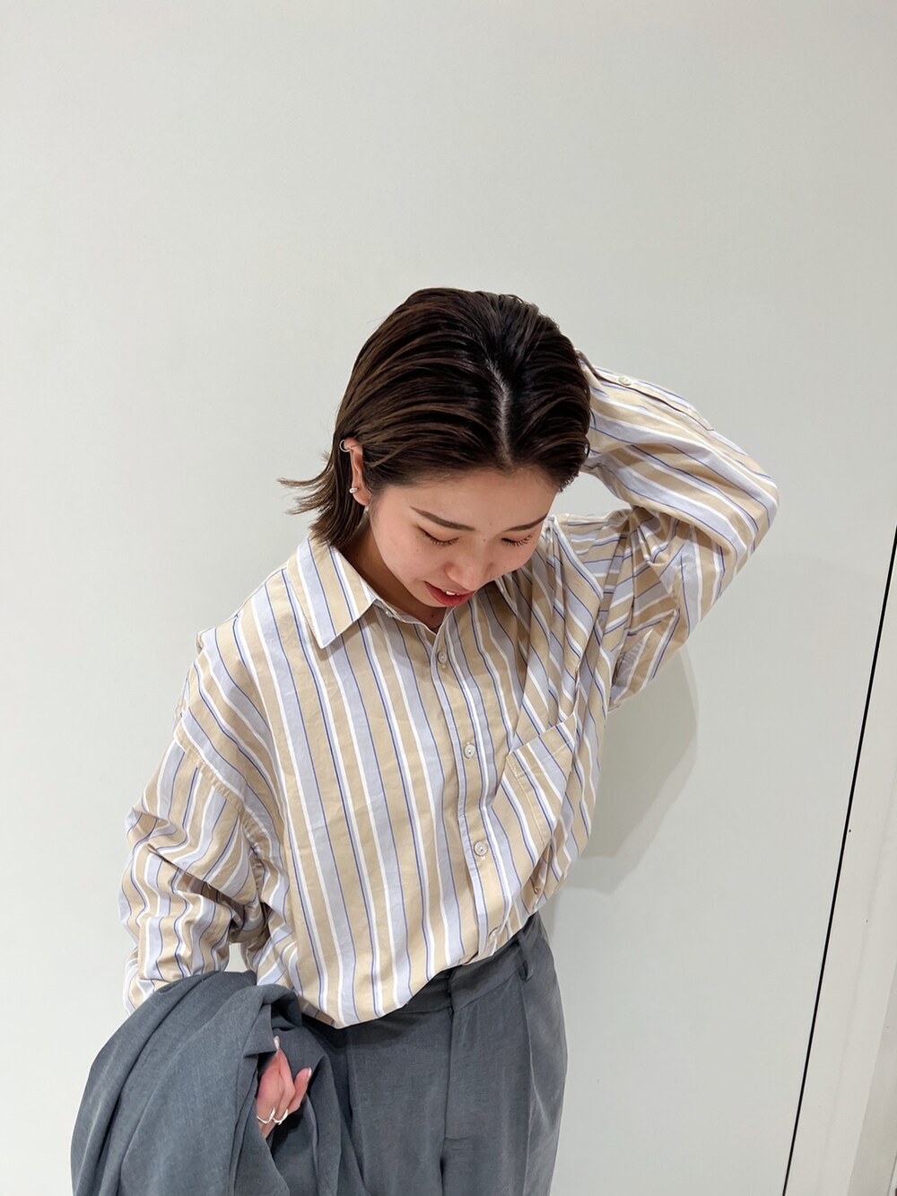 グレー系のテーラードジャケット、グレー系のその他パンツ、ベージュ系のシャツ/ブラウスを着用したレディースの冬コーディネートの10枚目の写真