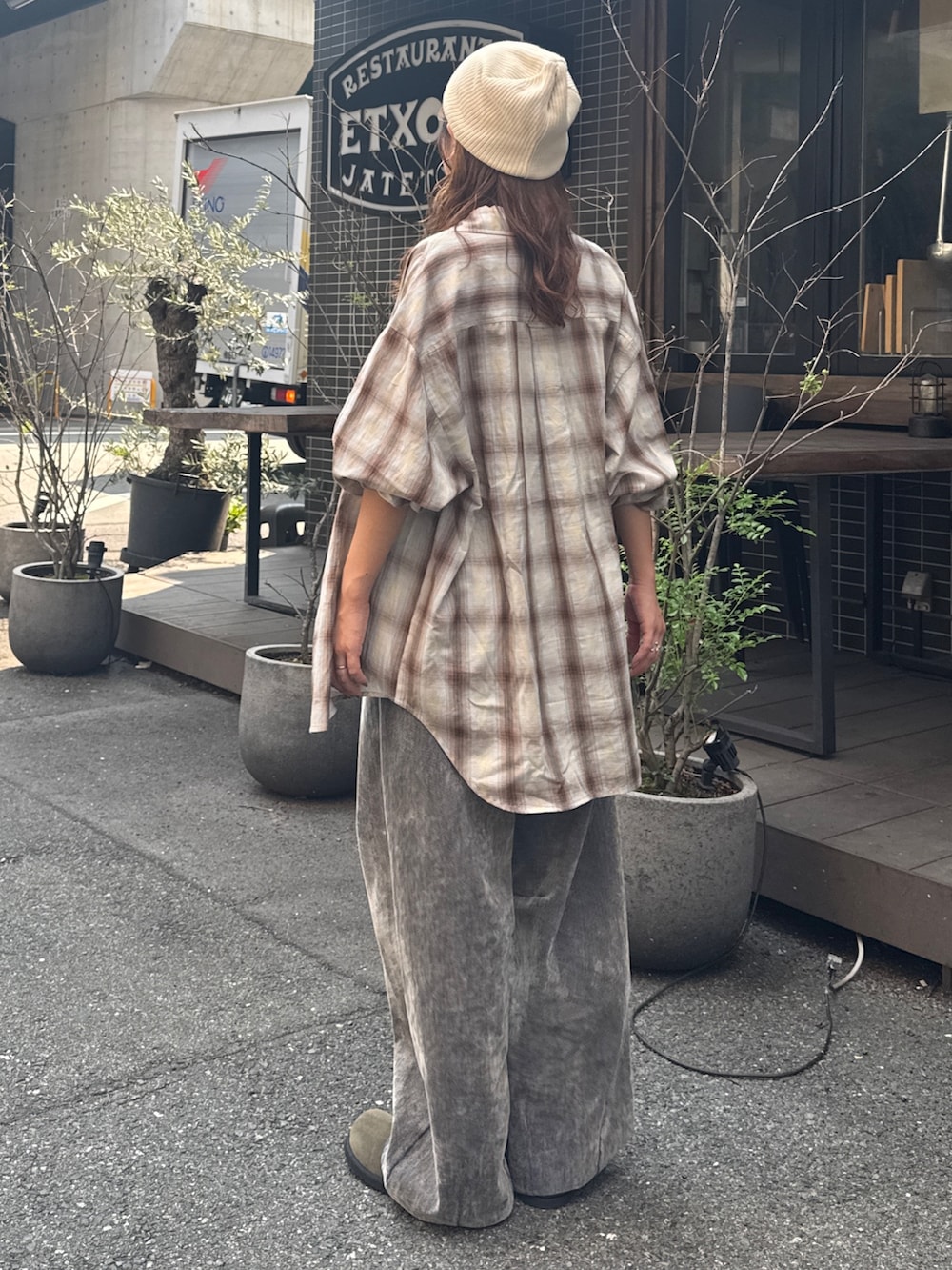 ベージュ系のデニムパンツ、ブラウン系のシャツ/ブラウス、ベージュ系のスリッポンを着用したレディースの夏コーディネートの3枚目の写真