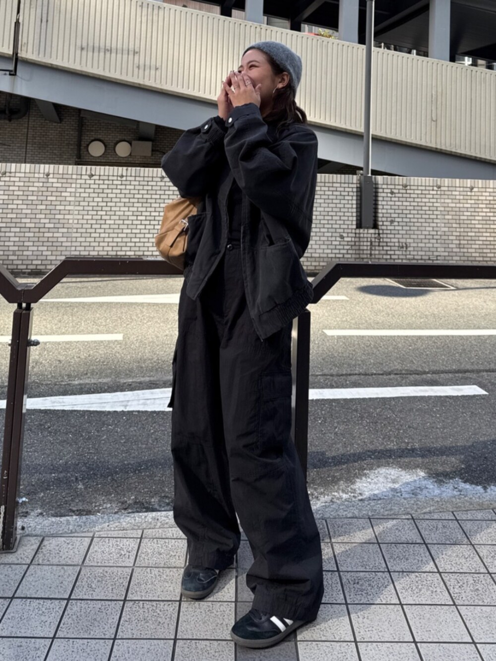 ブラック系のその他パンツ、グレー系のブルゾンを着用したレディースの冬コーディネートの2枚目の写真