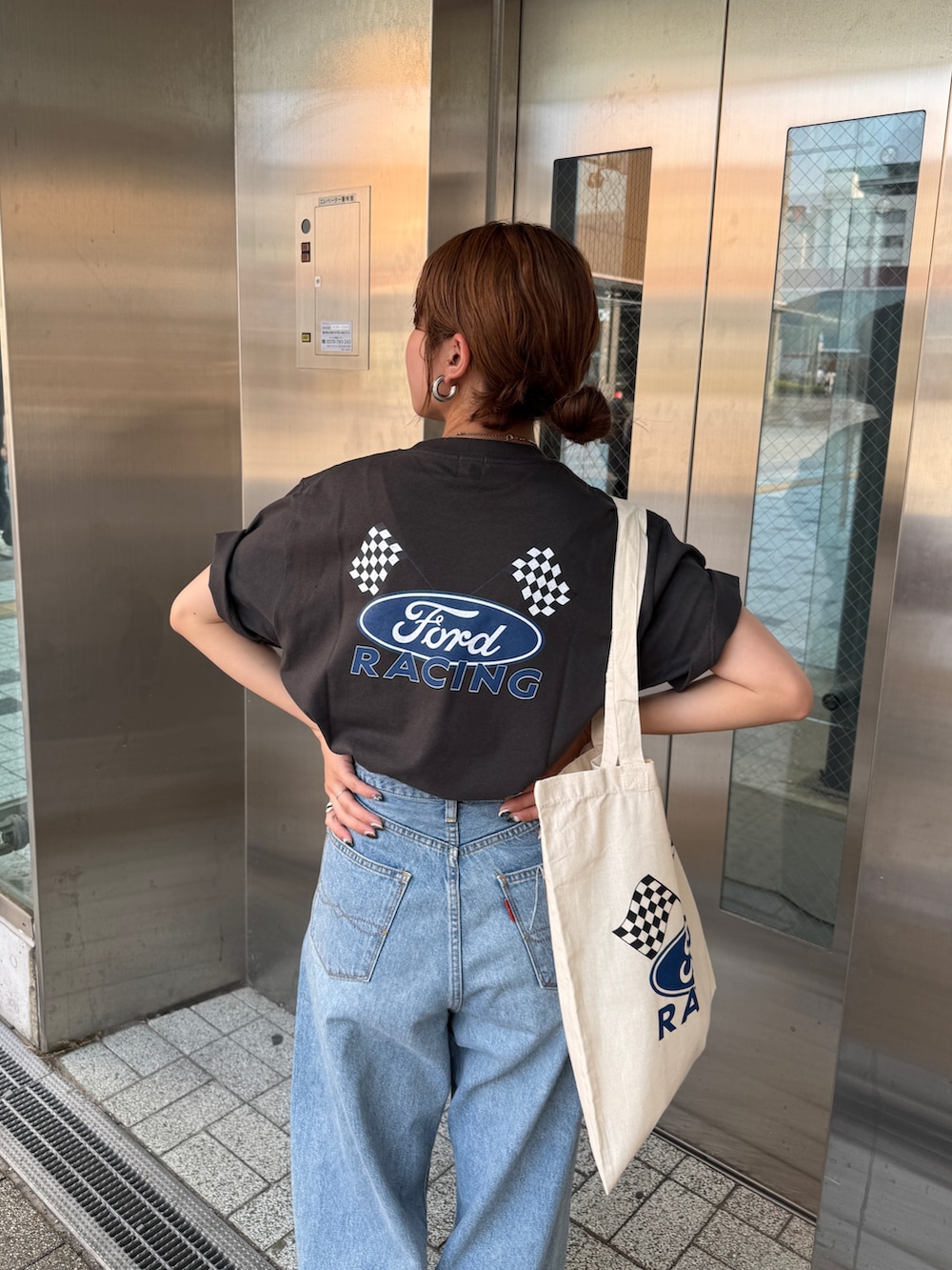 ブルー系のデニムパンツ、グレー系のTシャツ/カットソー、ホワイト系のトートバッグを着用したレディースの夏コーディネートの9枚目の写真