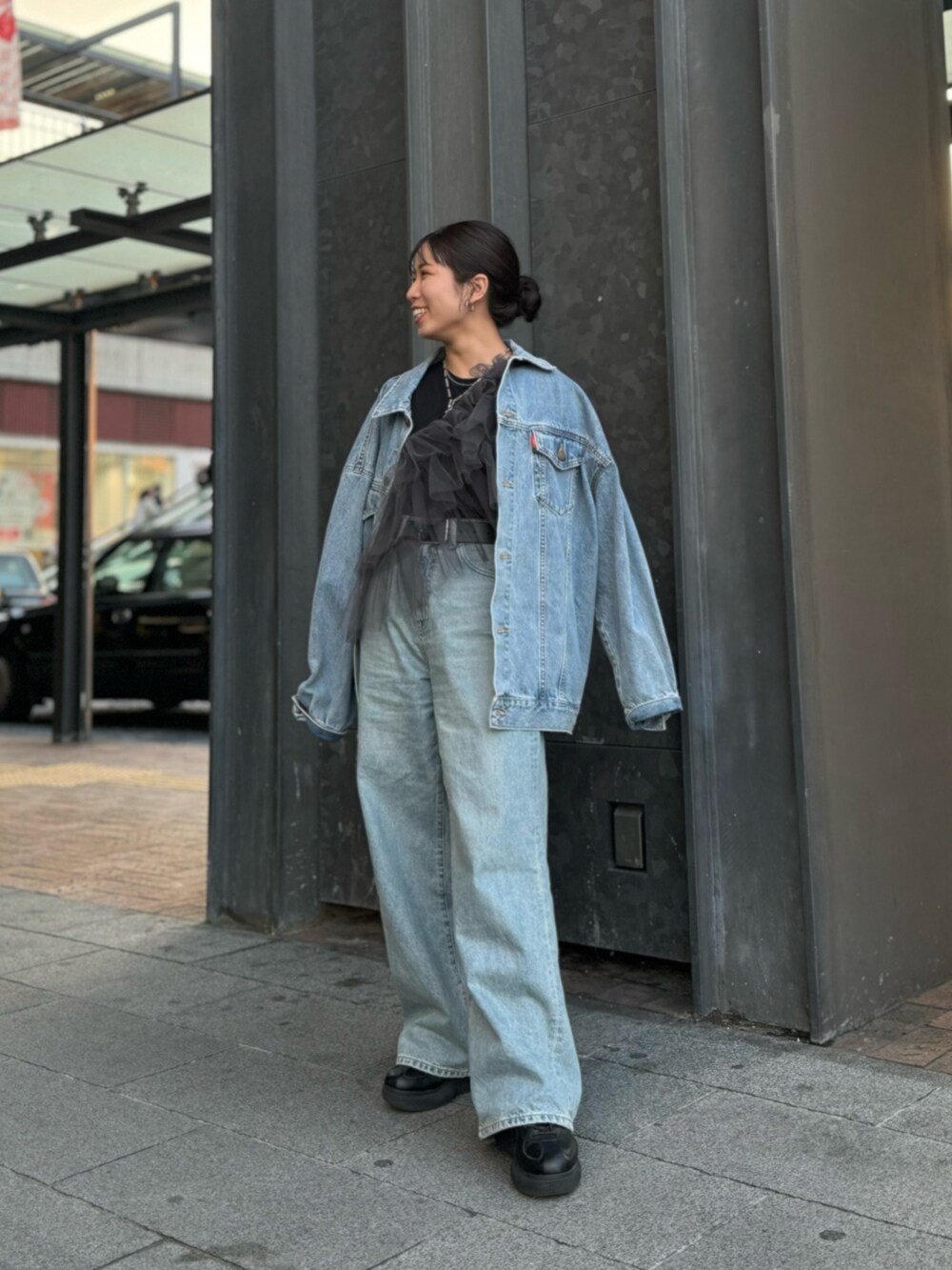 グレー系のベスト、ブラック系のTシャツ/カットソー、ブルー系のデニムパンツを着用したレディースの冬コーディネートの8枚目の写真