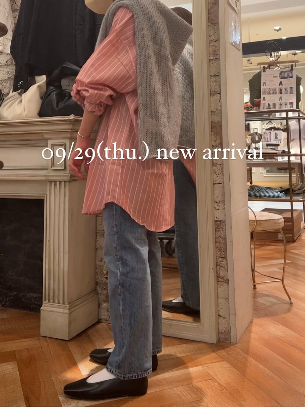 ブルー系のデニムパンツ、ブラック系のパンプス、ピンク系のシャツ/ブラウスを着用したレディースの秋コーディネートの4枚目の写真